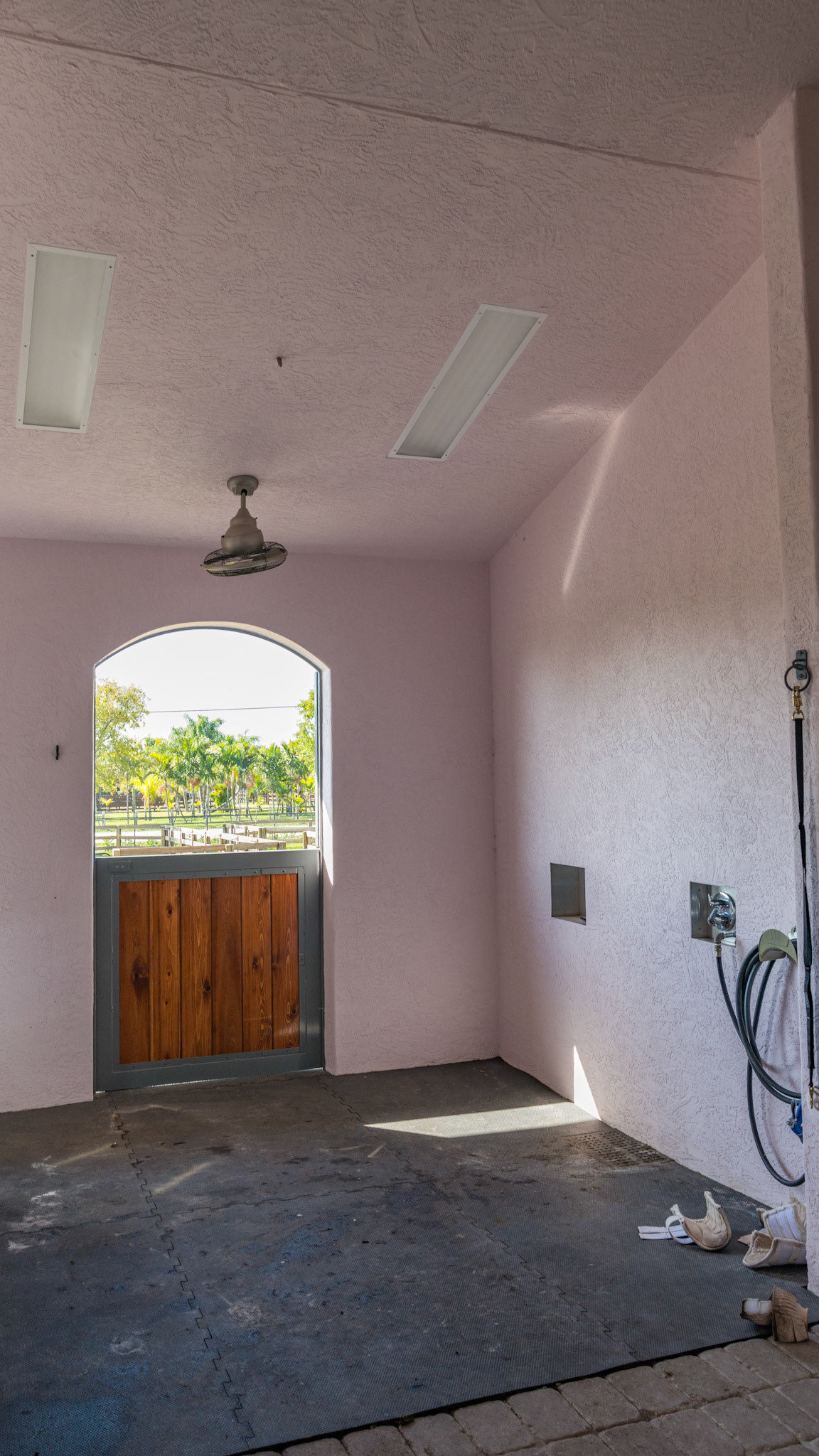 Grooming and wash stall in FL