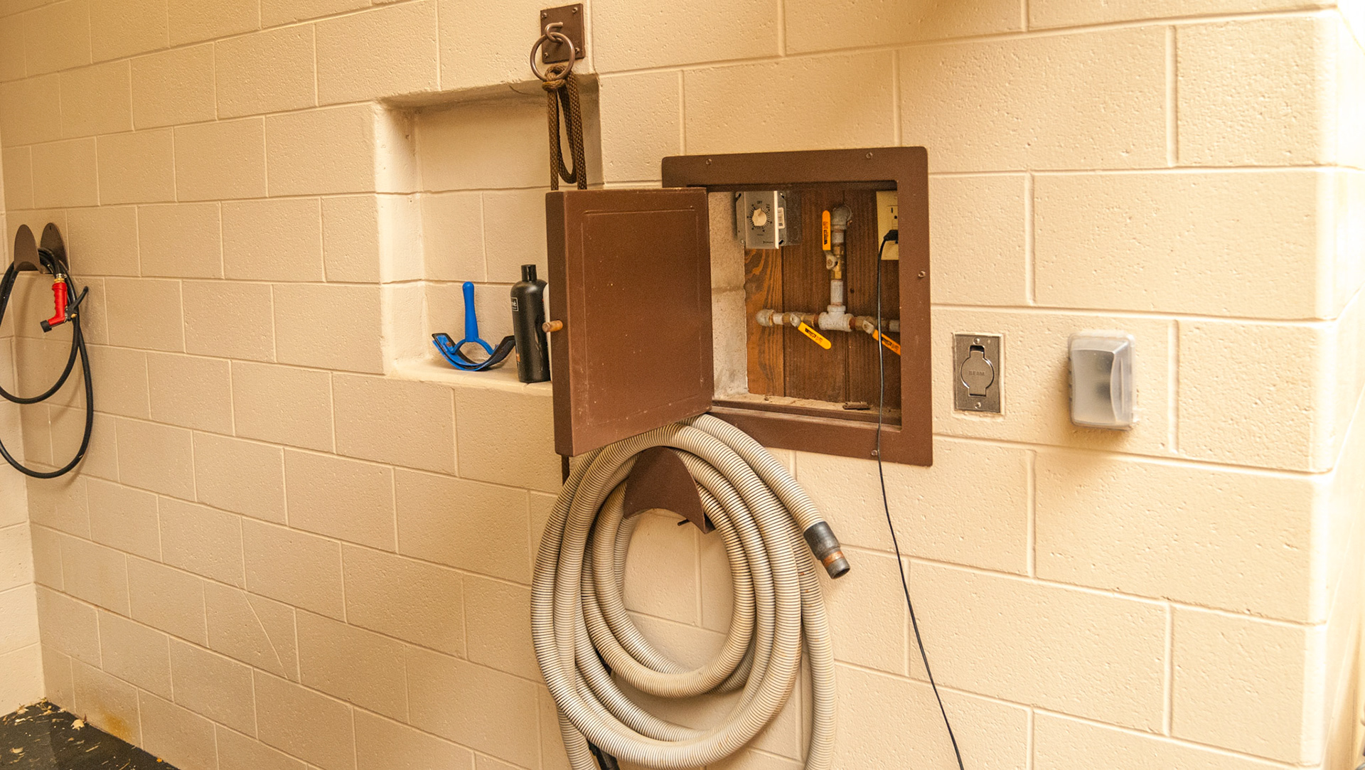 Grooming and wash area