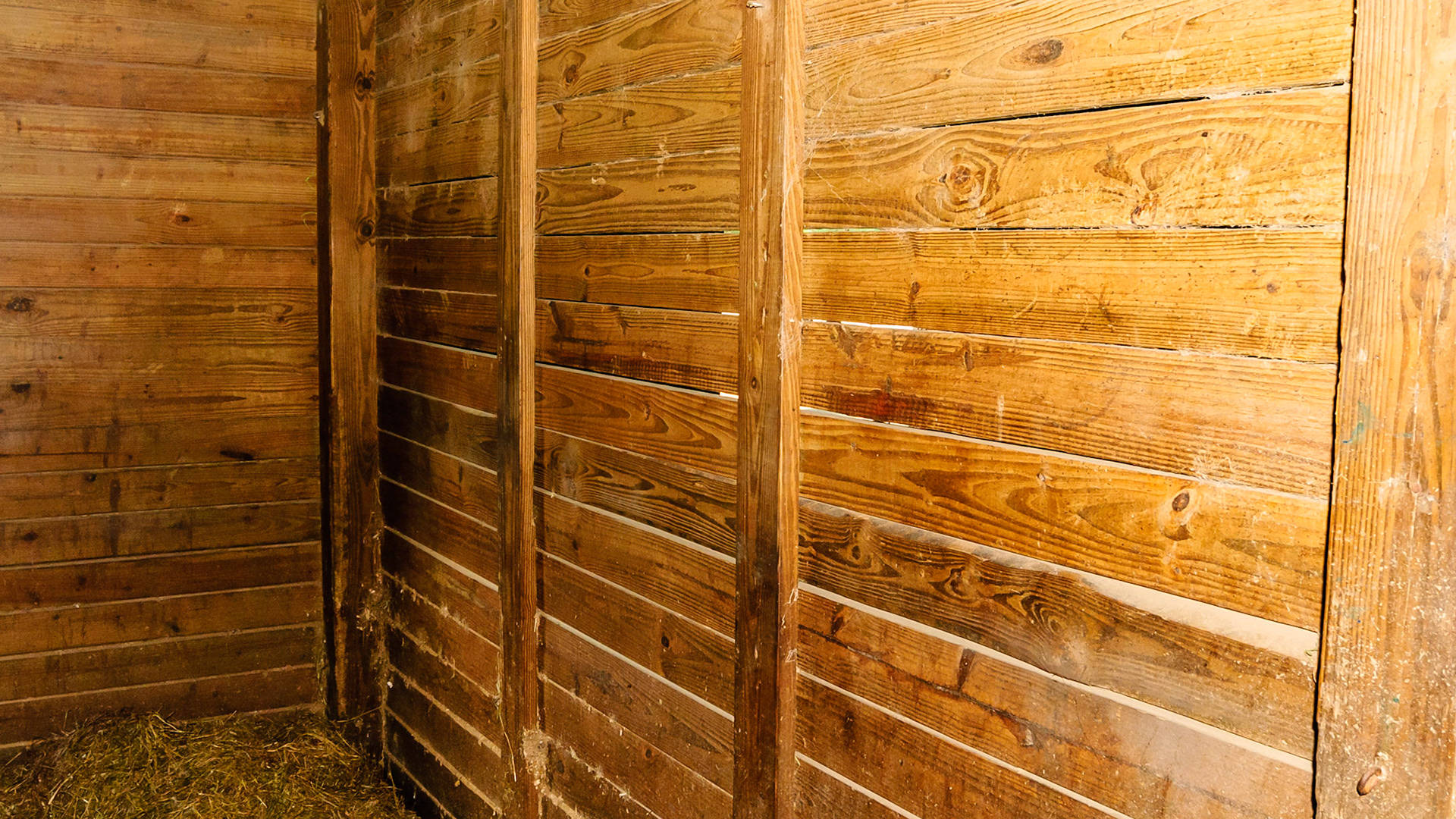 Double sandwich boards with ventilation slats.