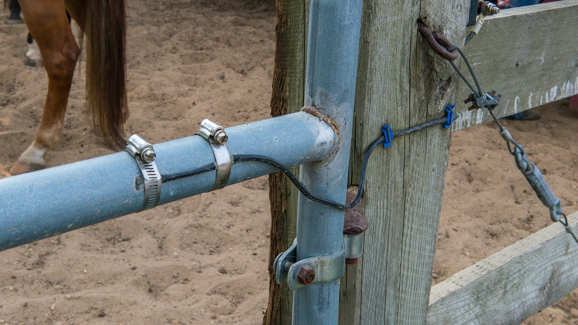 Attachment of the fencing electric wires to the gate.