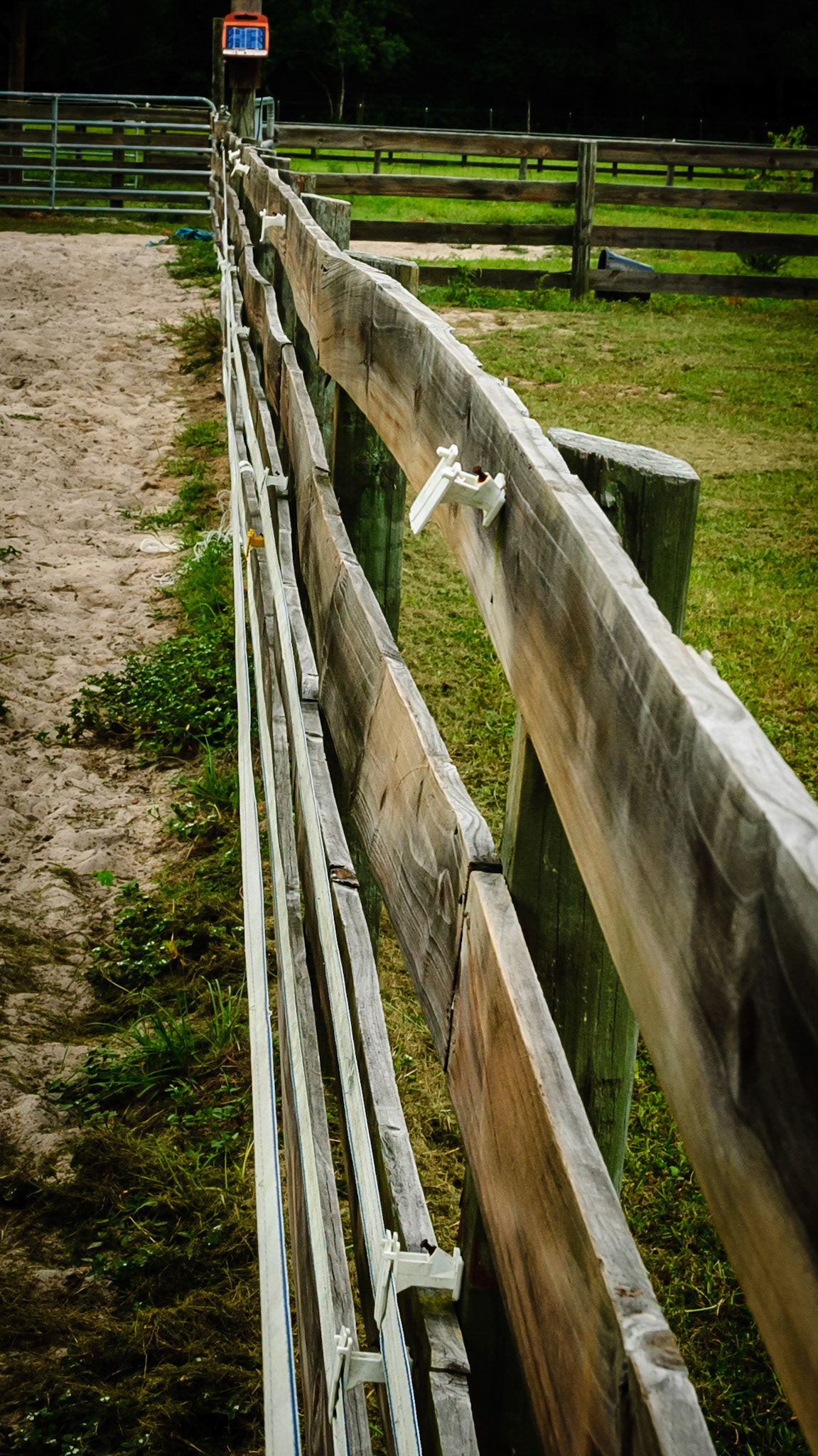 This fence has several dangerous issues
