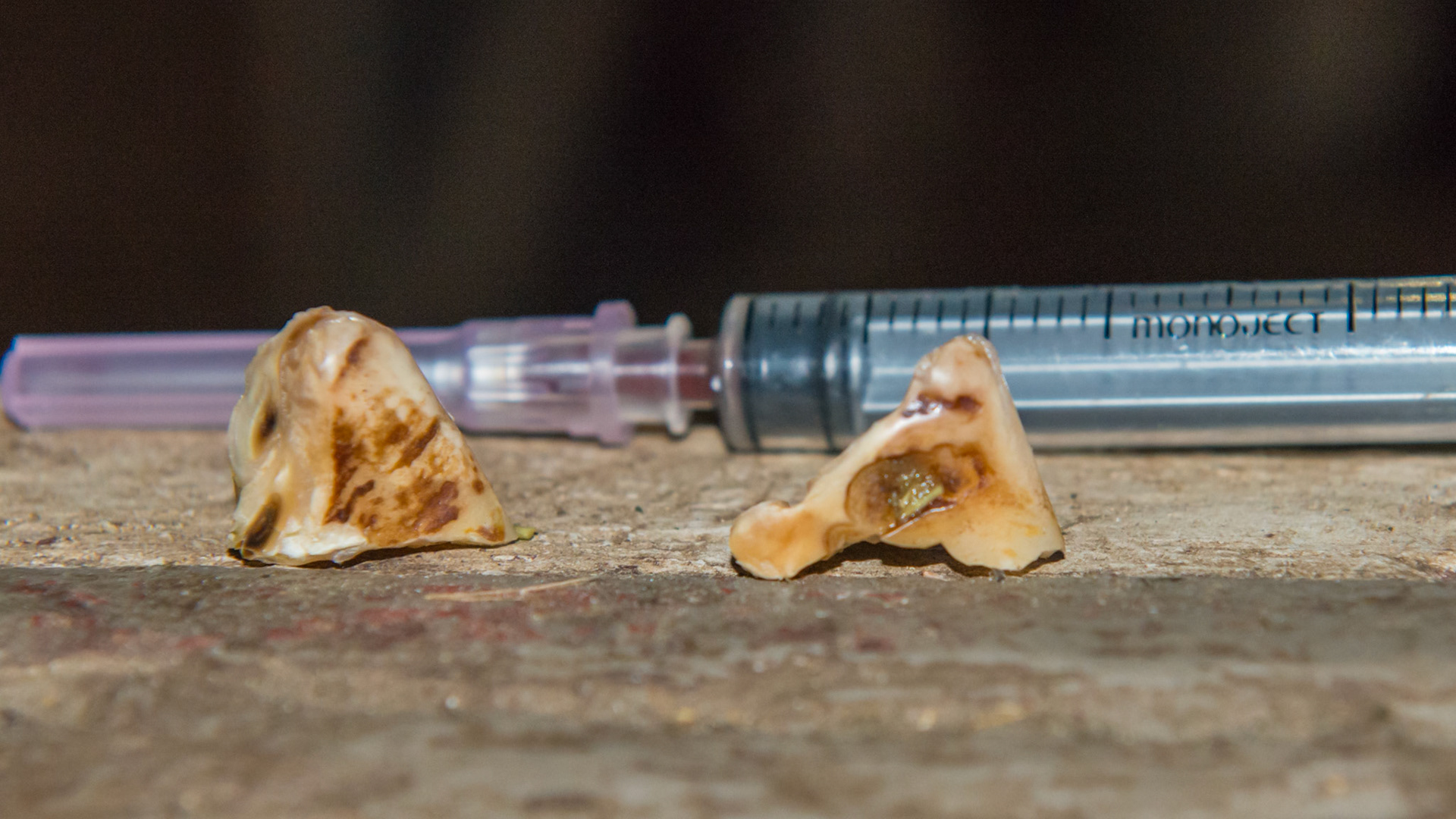 311 &amp; 411 hooks cut from an 8 yr old TB G. A movie was made of me cutting these hooks. He also had an S5 sharp score with a U3 ulcer score. He has difficulty flexing at the poll when bridled.