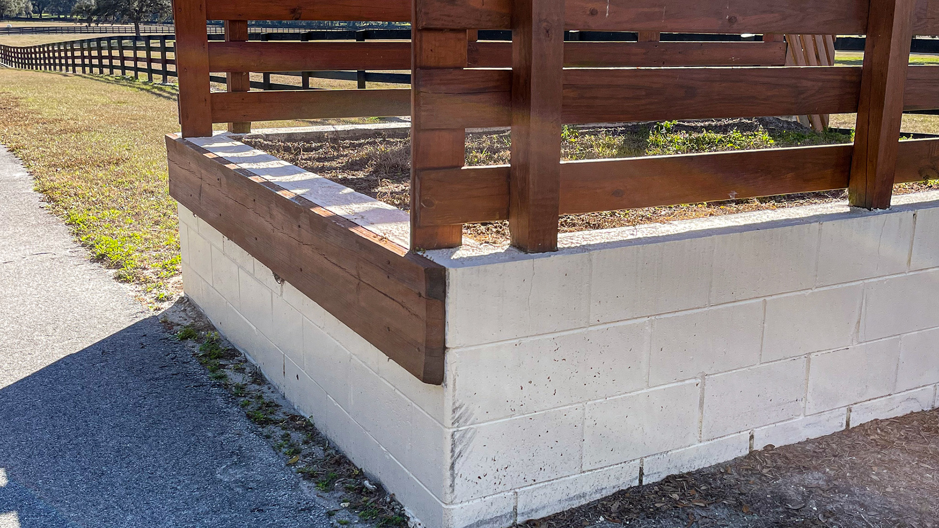 A loading ramp for safely putting horses into high trailers (semi-trailers) with a side door.