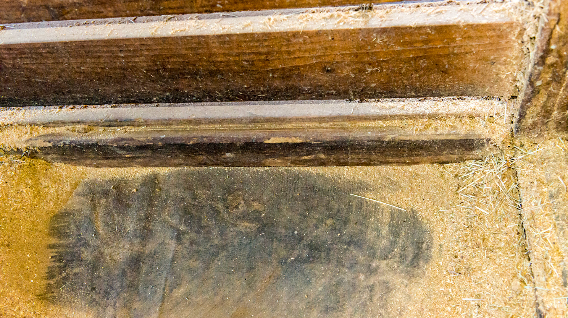 This solid rubberized fabric covers the entire floor of the stall making cleaning easy while not allowing waste to penetrate the ground below.