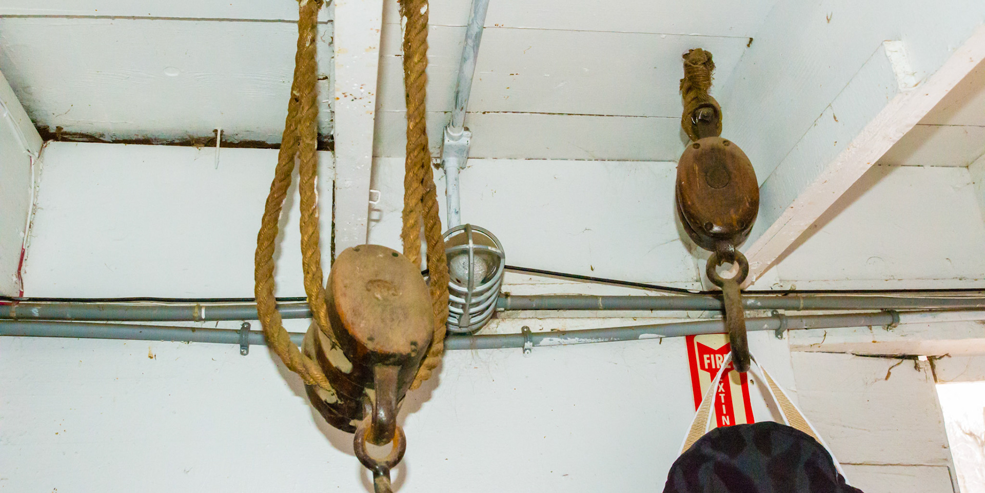 Non-functional block &amp; tackle in a NY barn