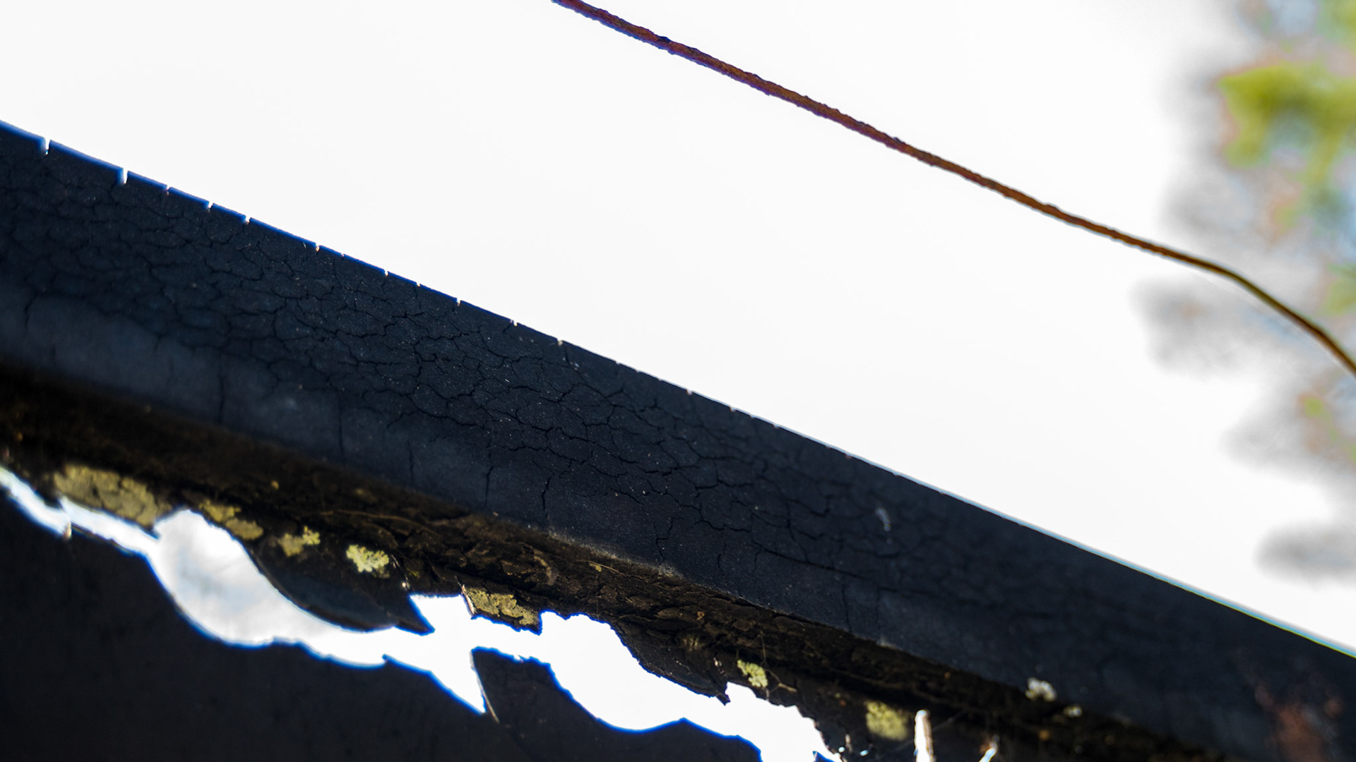 Rubber fencing with exposed edges, but no nylon threads seen (burned off?). Exposed rusty wire.