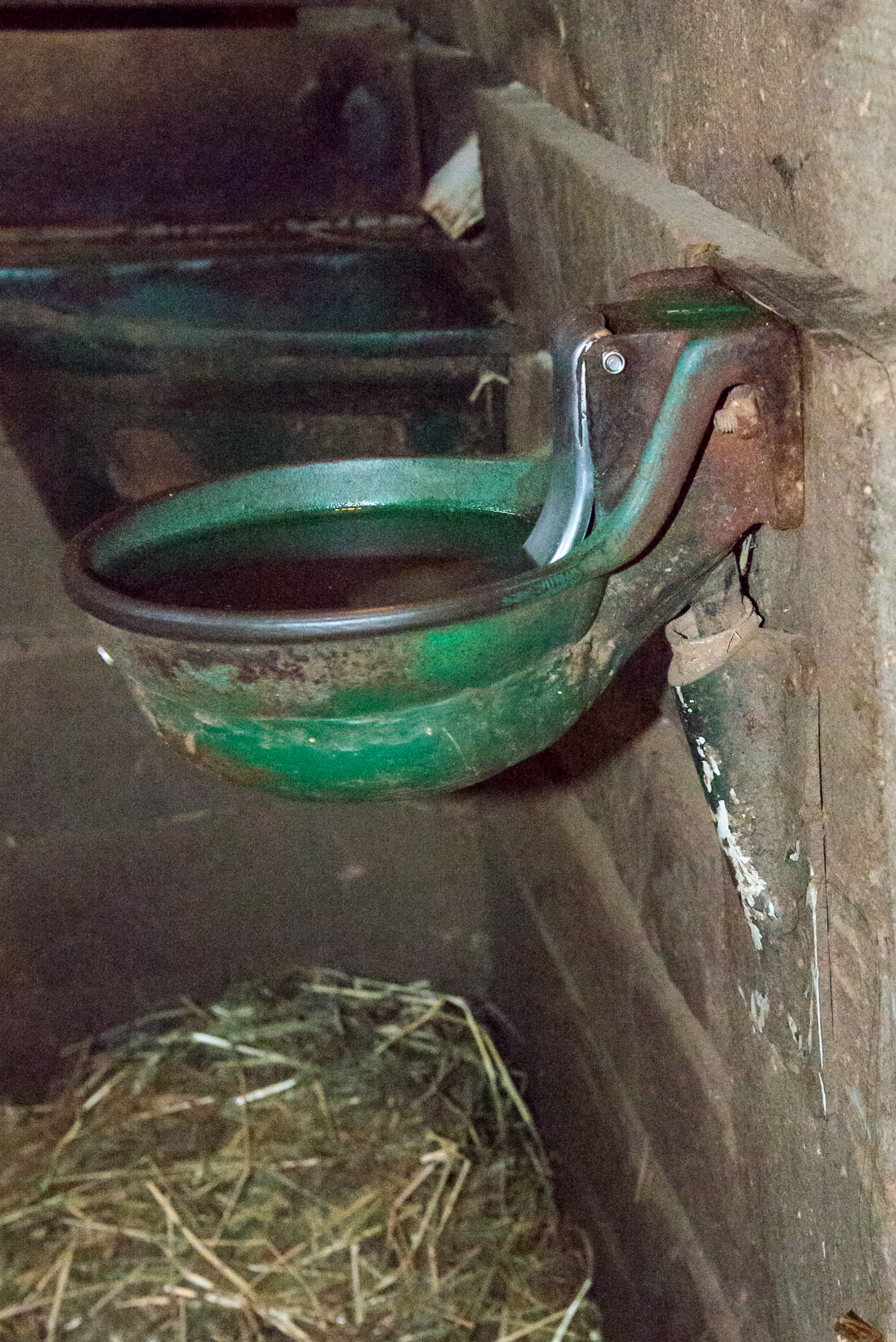 The installation of this automatic water system is solid using bolts and the intake pipe is well protected from damage.