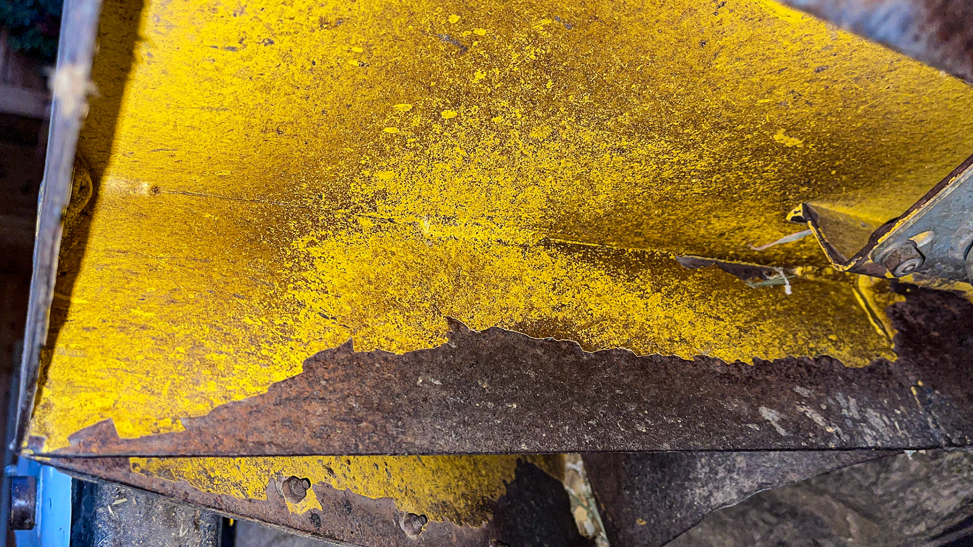 The underside of the EL-GEE power vac is also seen in this section’s video.