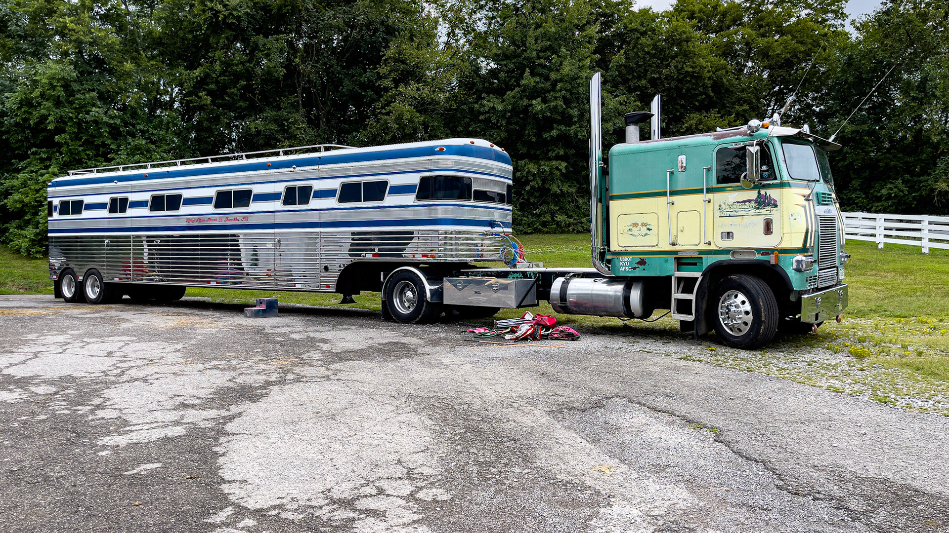 This is a Bristol horse trailer on a semi-truck. The trailer wheels are at the end, making the ride smooth. The trailer’s floor is high enough to accommodate the wheels without reducing the floor space for horses, but the internal loading ramp is steep. Using an external loading ramp helps.