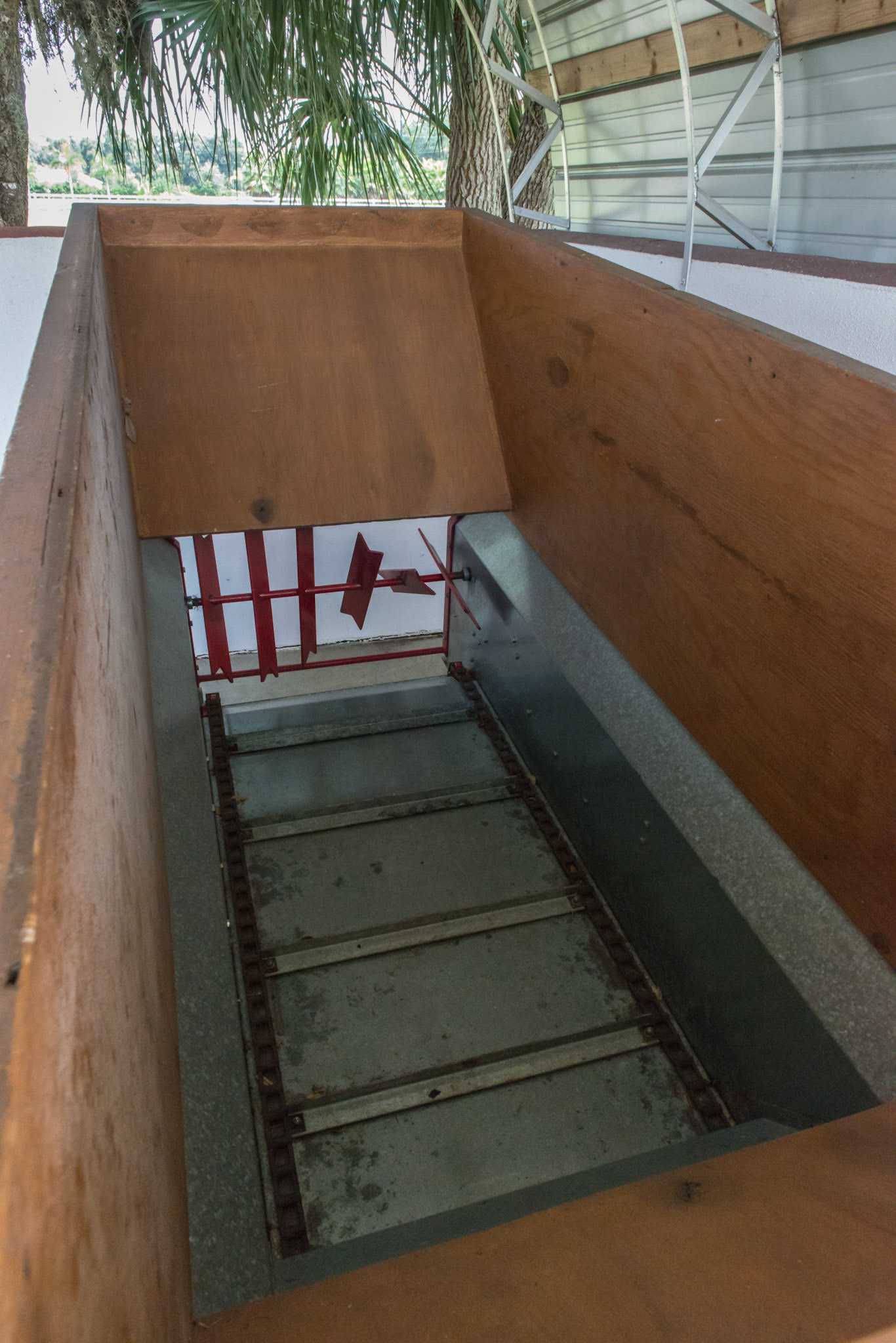 A close up of the add on to the small manure spreader.  2 of 2