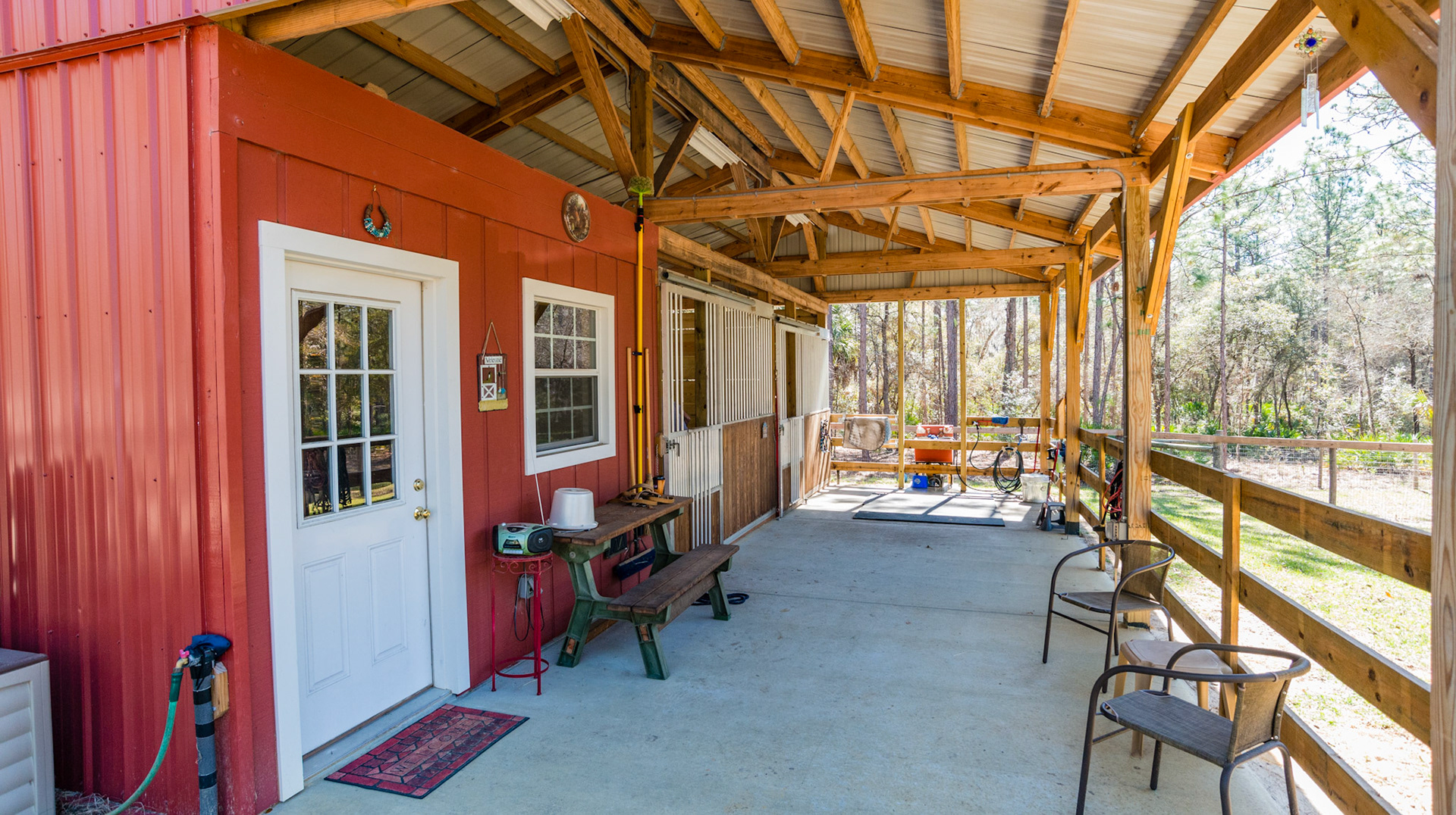 An open air stall interior in Dunnellon FL
