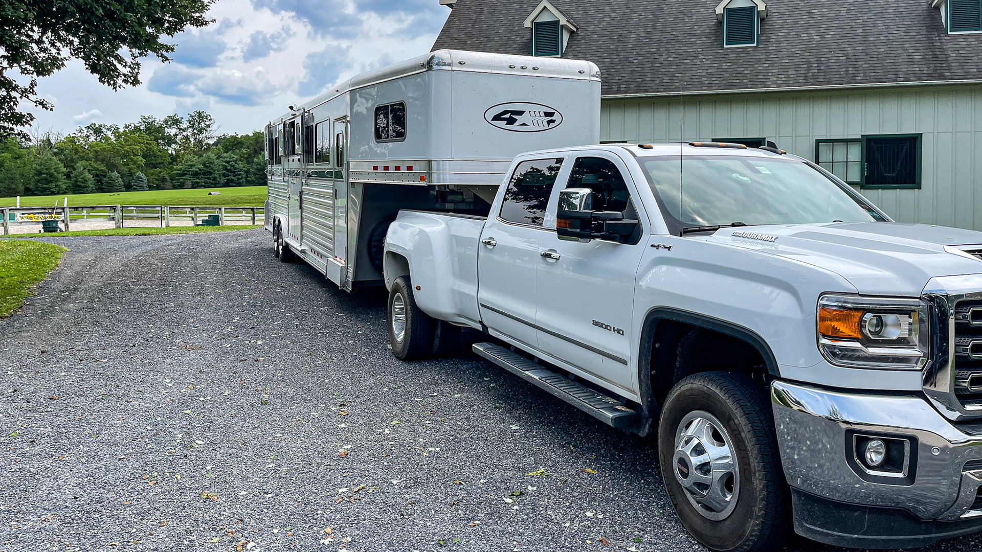 A gooseneck trailer on a pickup truck.