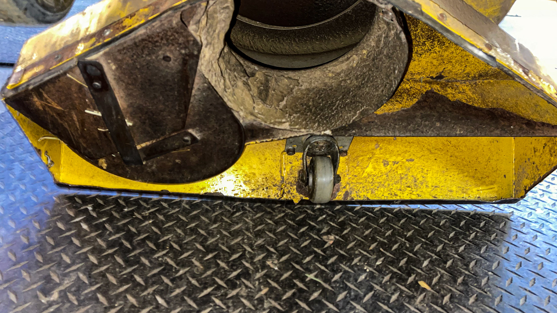 The underside of the EL-GEE power vac is also seen in this section’s video.