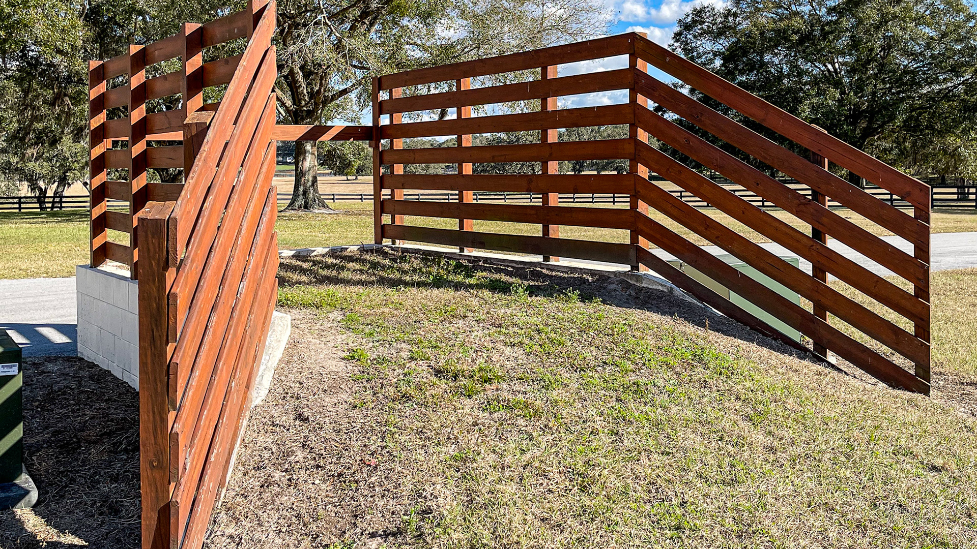 A loading ramp for safely putting horses into high trailers (semi-trailers) with a side door.