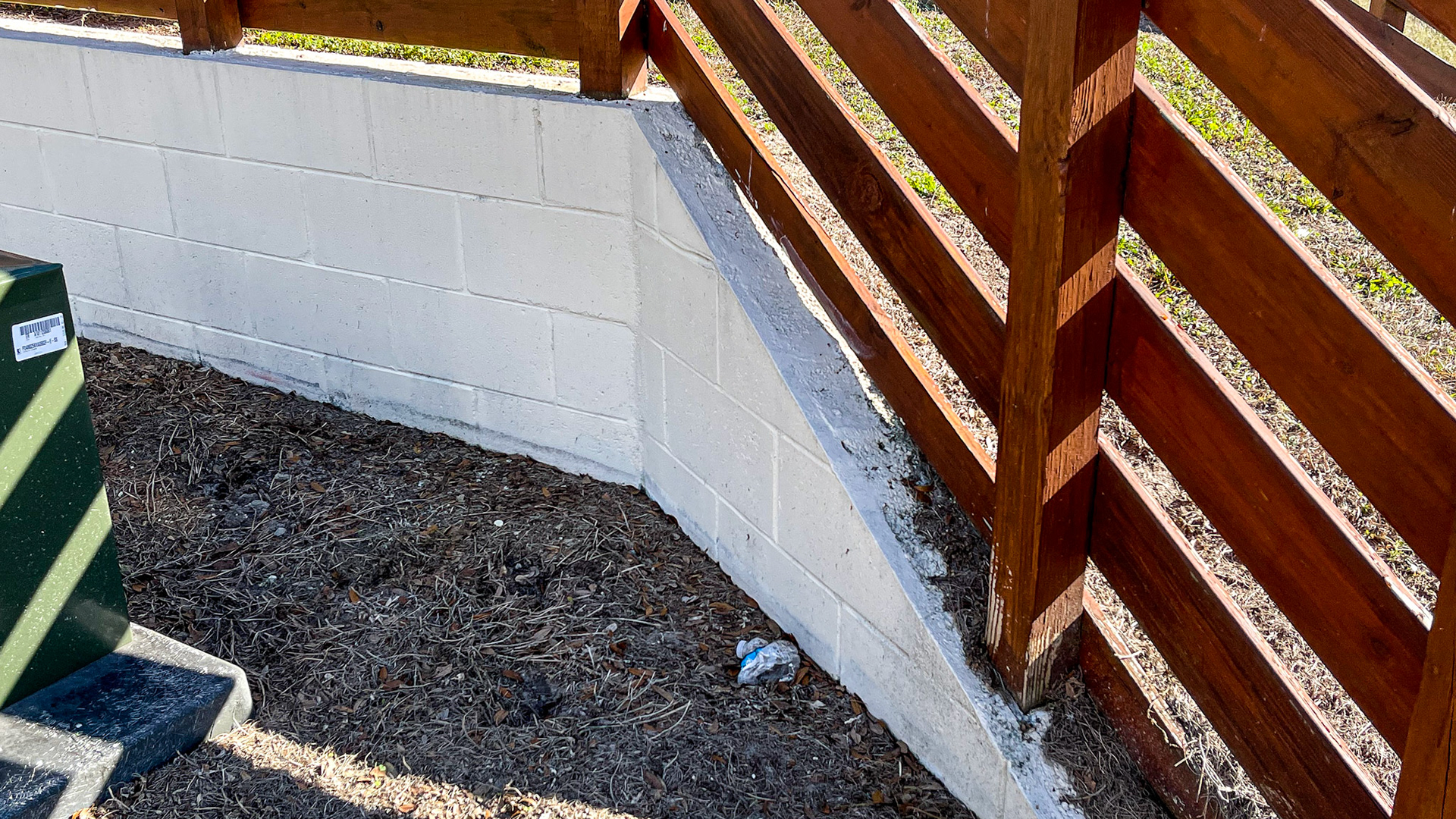 A loading ramp for safely putting horses into high trailers (semi-trailers) with a side door.