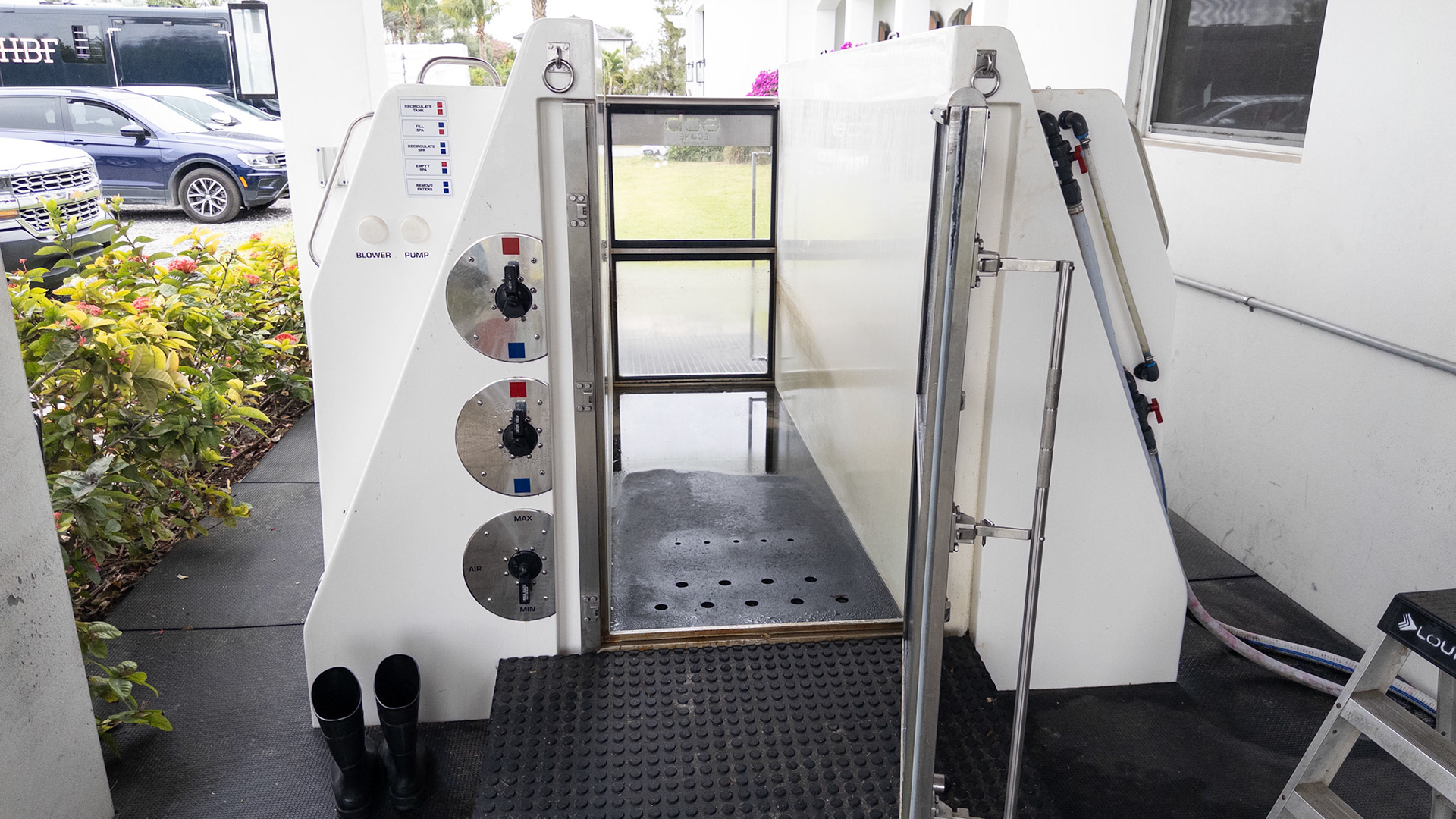 An outdoor water treadmill (Equinespa) in FL provides resistance without a load to injured horses in recovery.