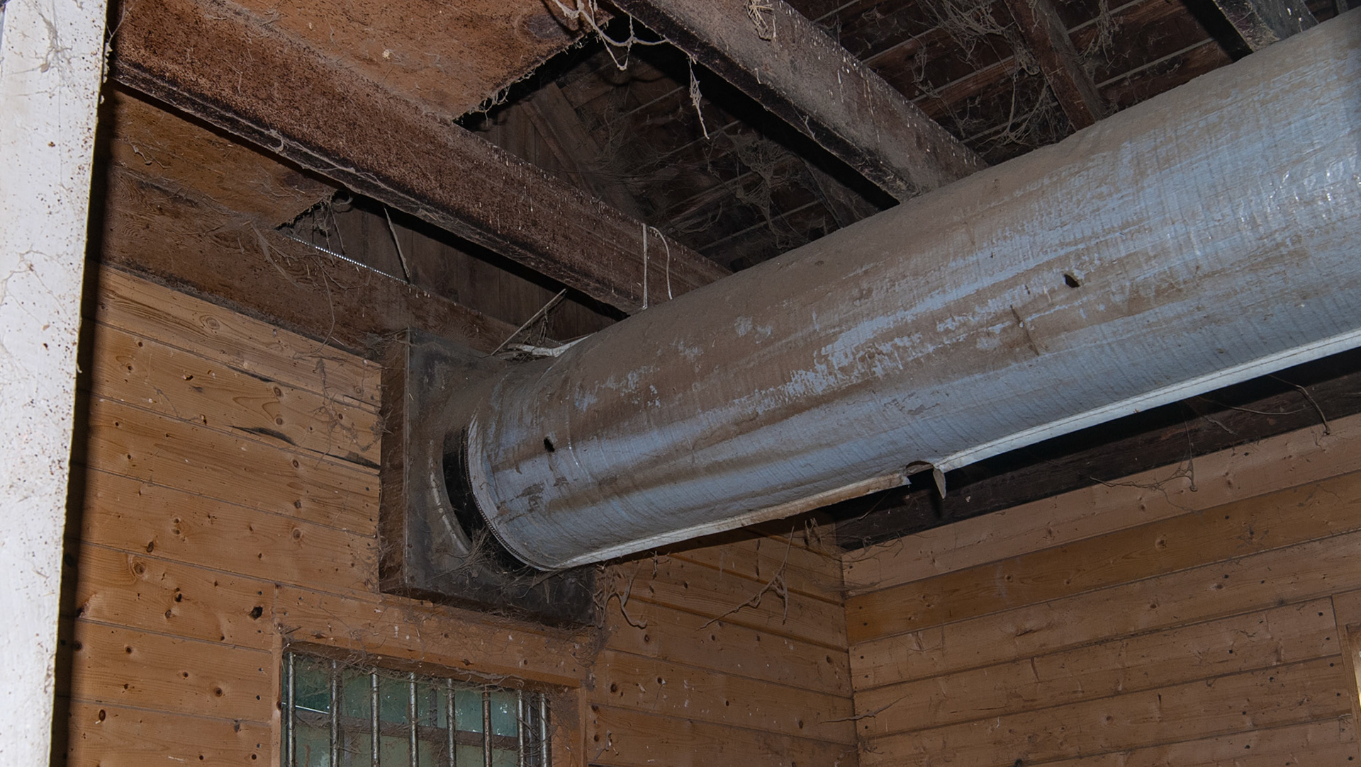 Overhead tube force air ventilatuin system