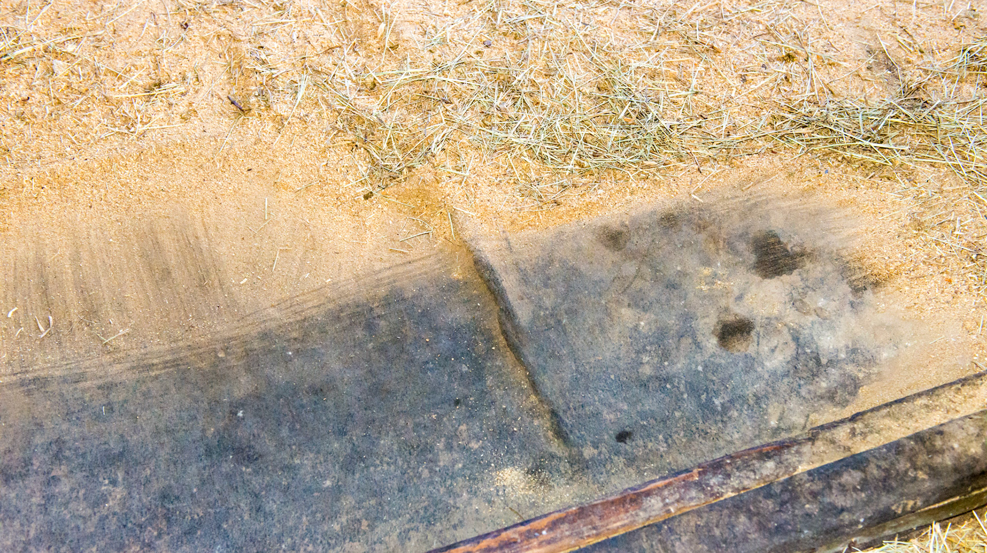 This solid rubberized fabric covers the entire floor of the stall making cleaning easy while not allowing waste to penetrate the ground below.