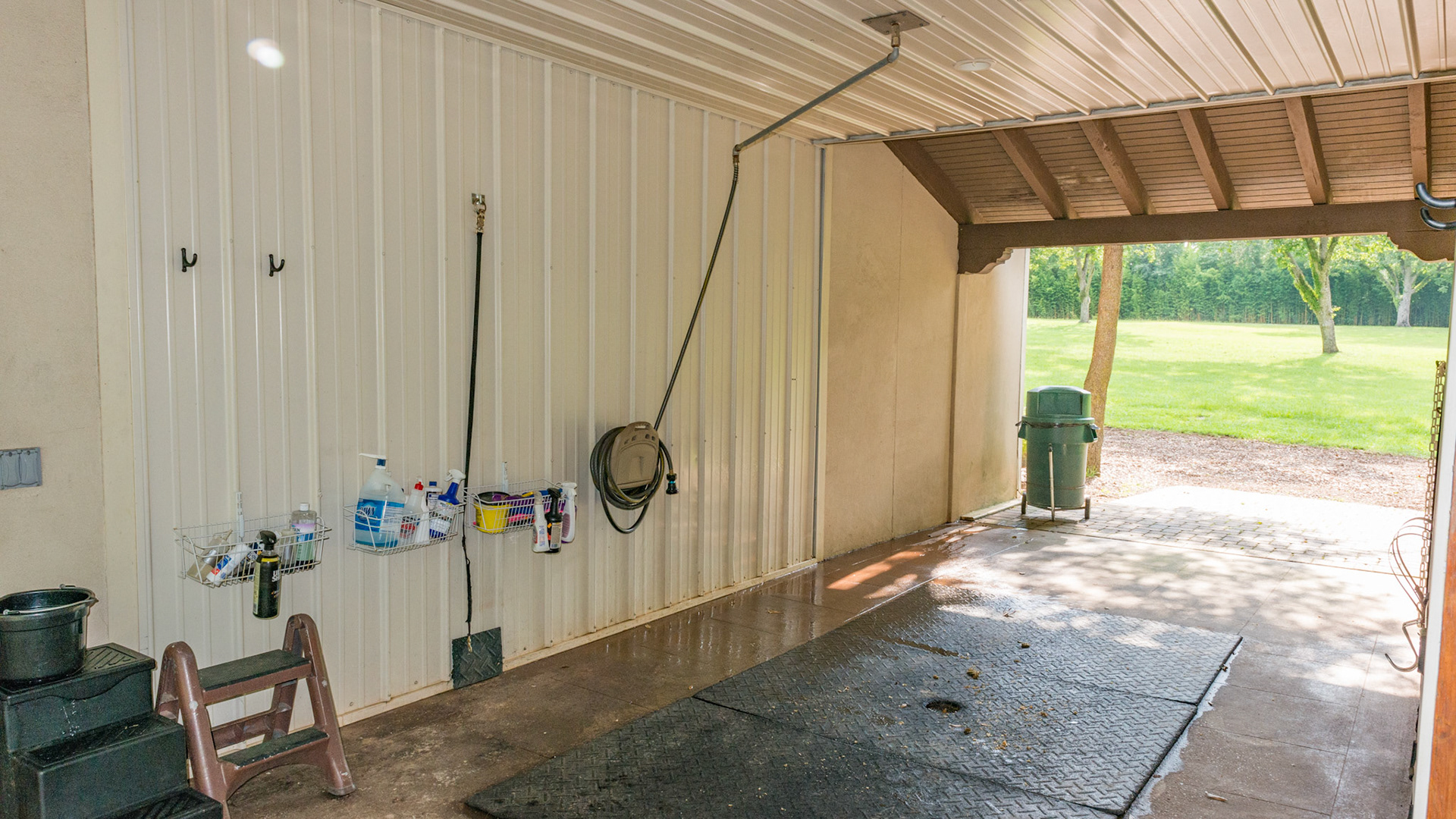 This wash rack has both ends open allowing a walk through.