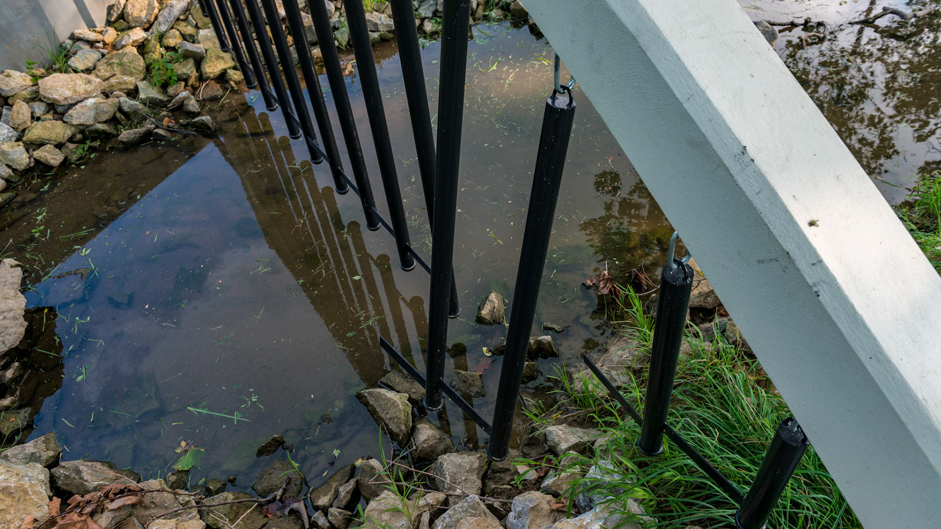 This fence over a stream is effective even when the water becomes high.