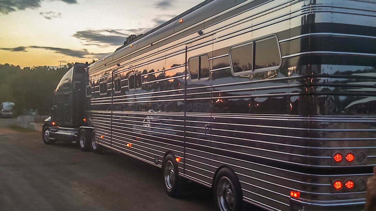 State of the art tractor and trailer.  The trailer has central air conditioning located on the front between the tractor as well as hot and cold running water.  The split trailer axel helps to distribute the weight and the unit rids on an air suspension.