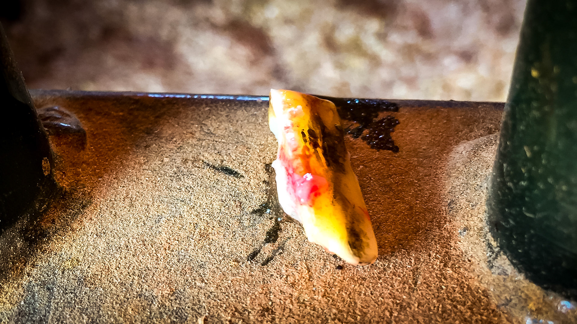 Incisor fracture horse - The upper 202 and the lower 302 incisors are both fractured in this horse. Cause is unknown but trauma is suspected. This series shows the before and after removal of the dead pieces of tooth with various views of the extracted pieces.