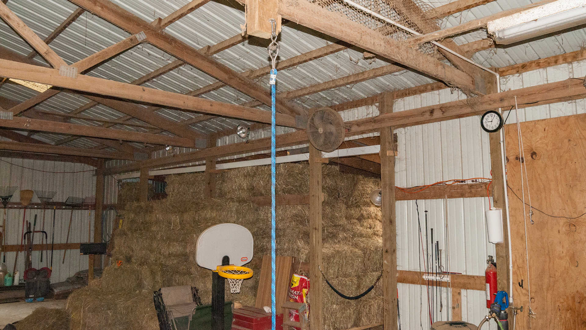Grooming and wash area. The cross tie end is raised to the ceiling via a pully until needed for grooming in this small area. Here it is all the way down ready for use.