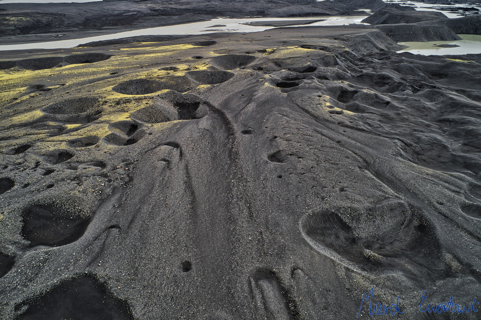 After the explosion of Grímsvötn in 1996, massive outburst flood deposited icebergs mixed with sediments. Twenty years later buried icebergs started melting, forming a landscape full of kettle-holes. Skeiðarársandur, Iceland.