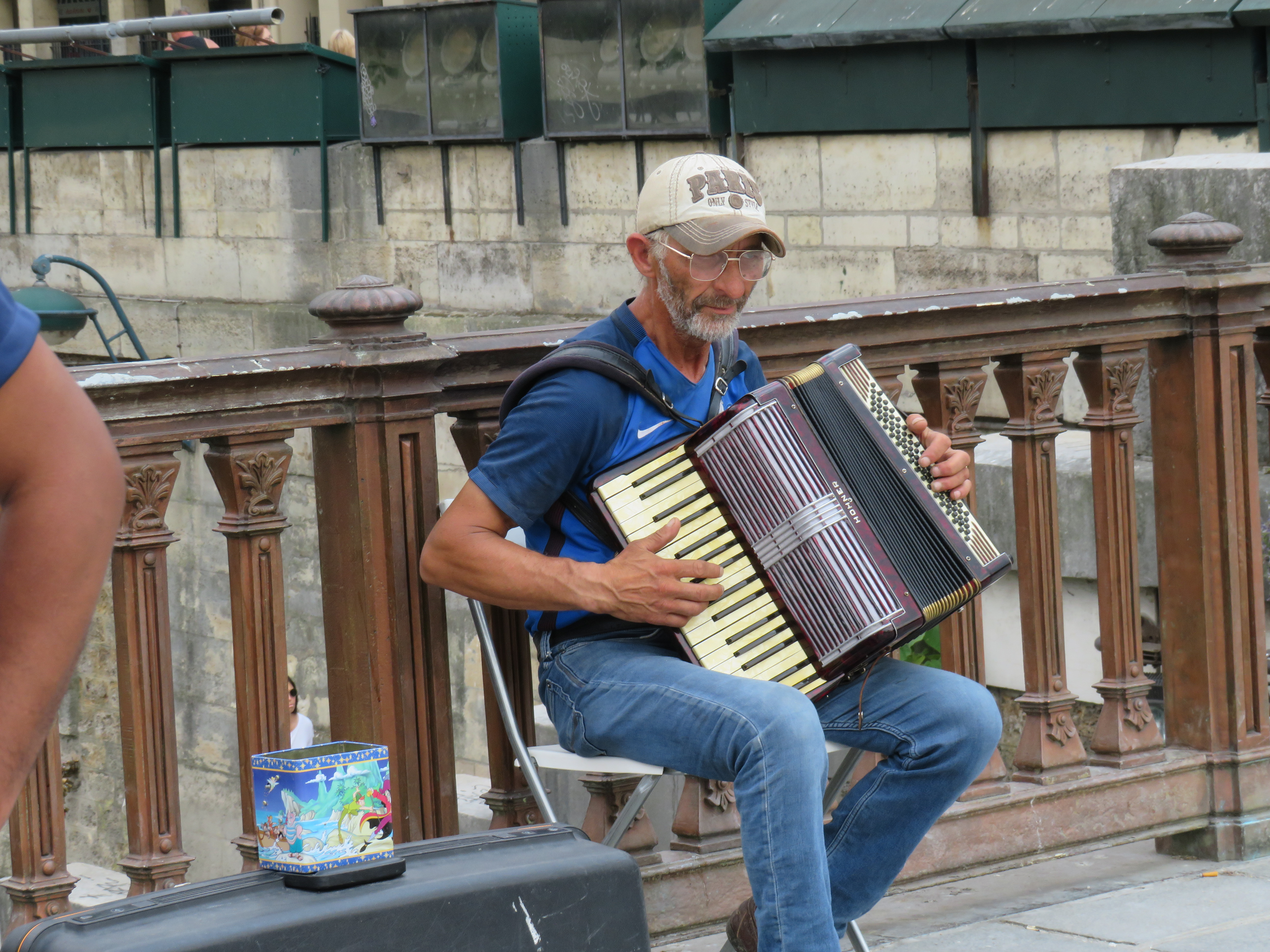 Street performers in Paris