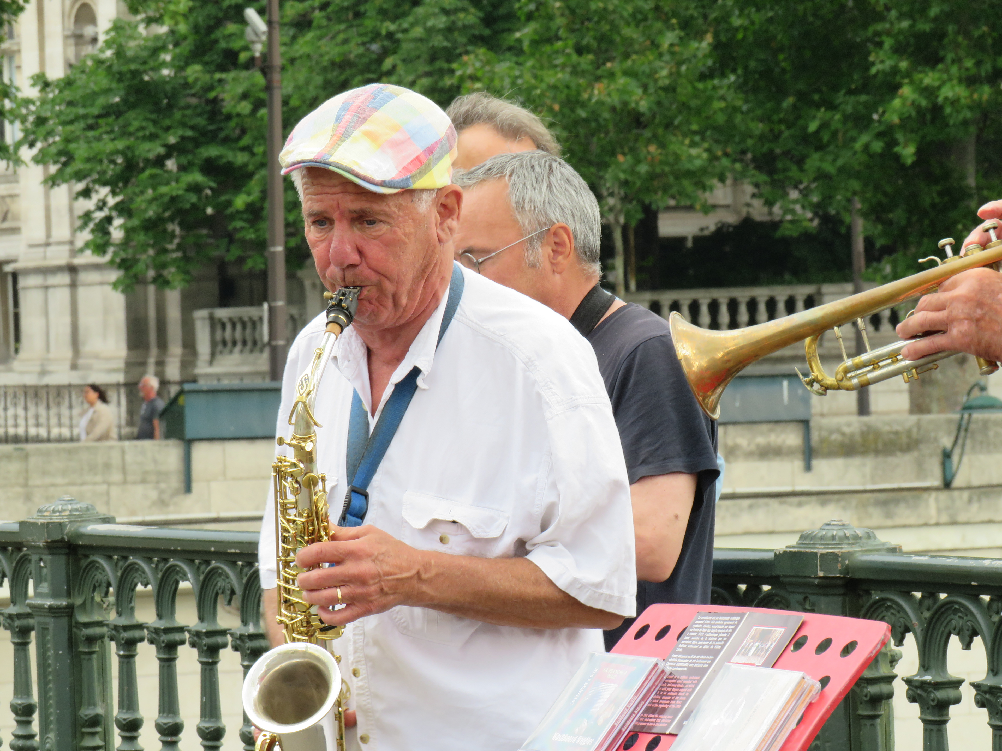 Street performers in Paris