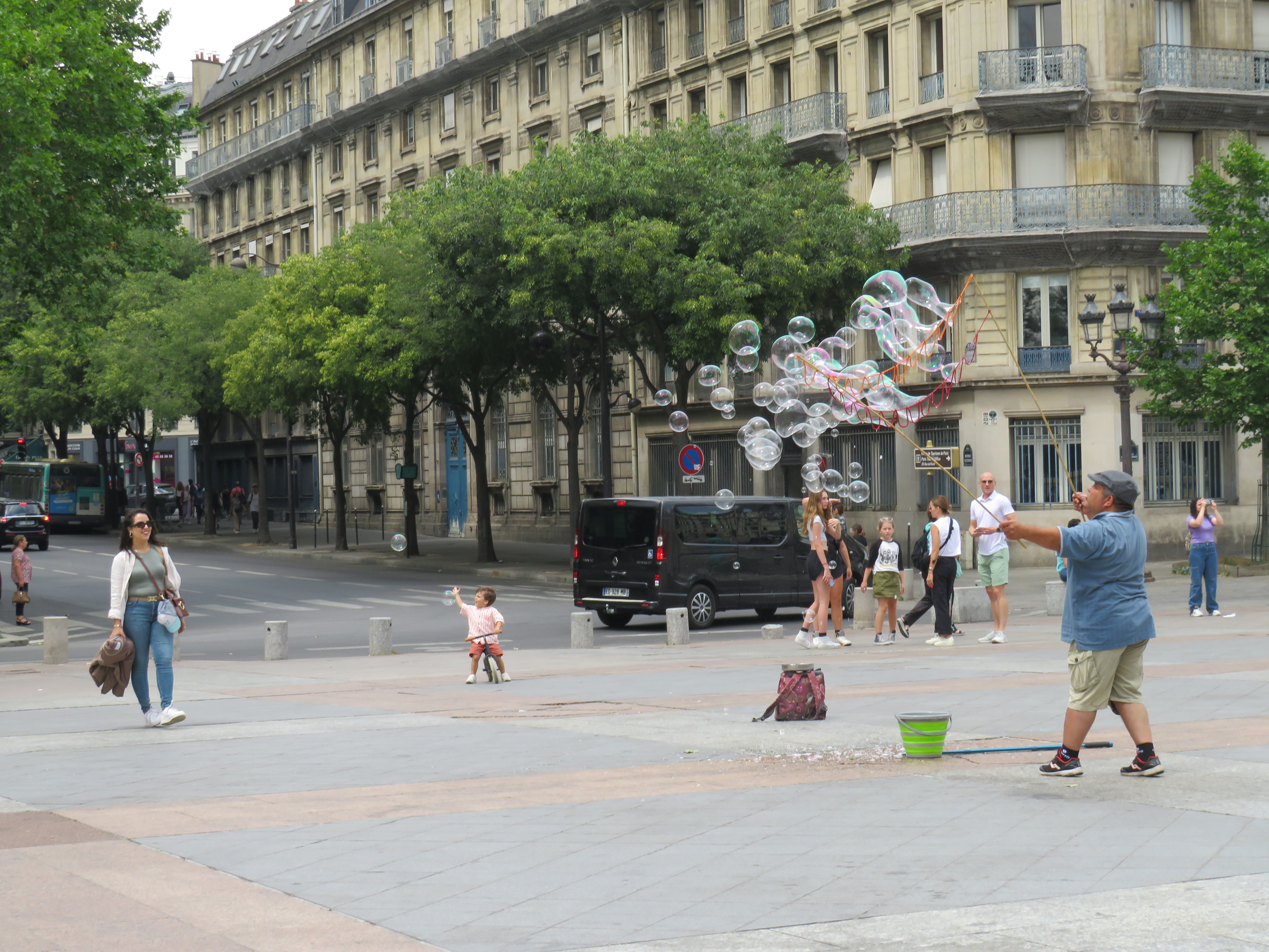 Street performers in Paris