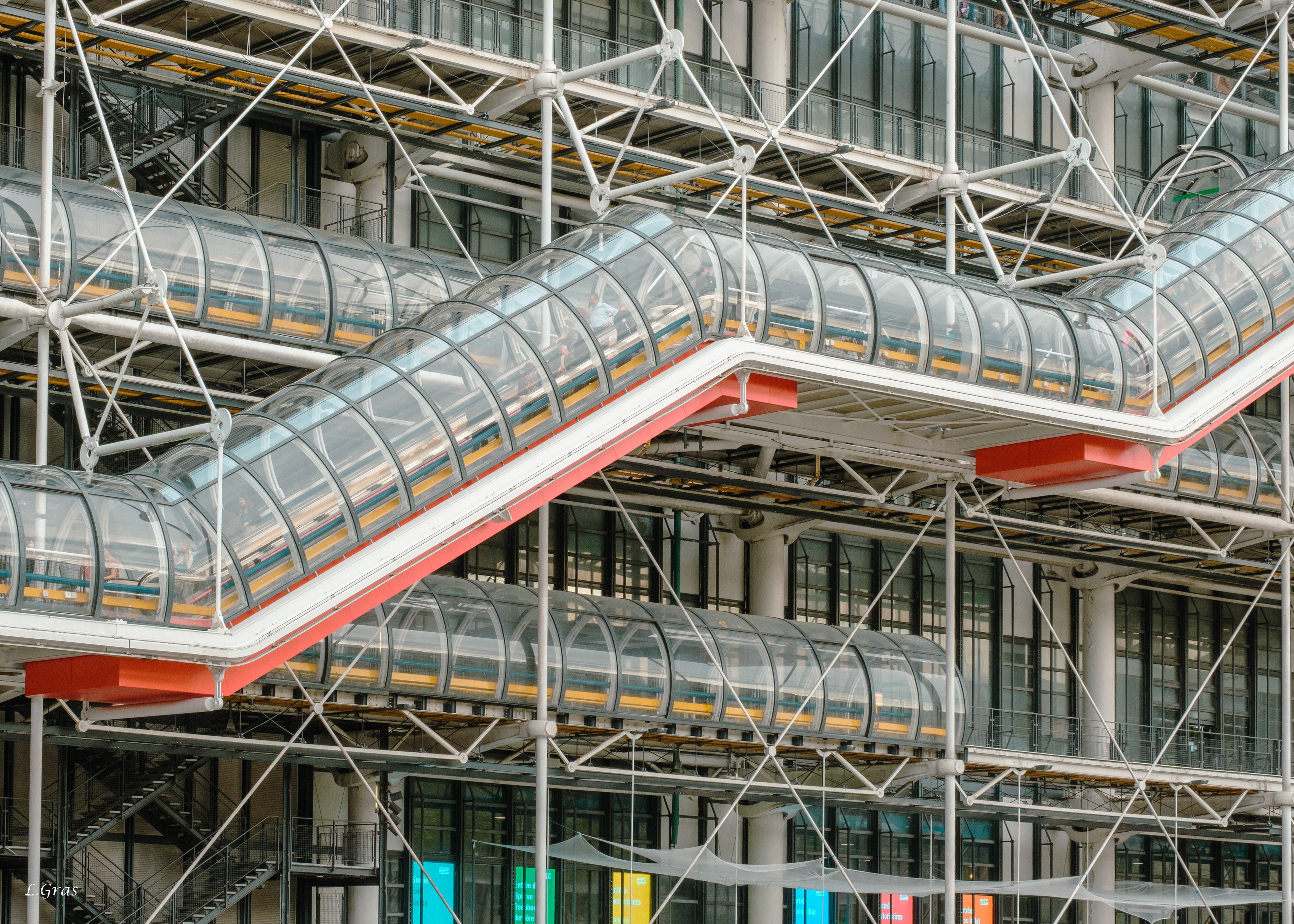 Façade extérieure du centre Pompidou : escalier