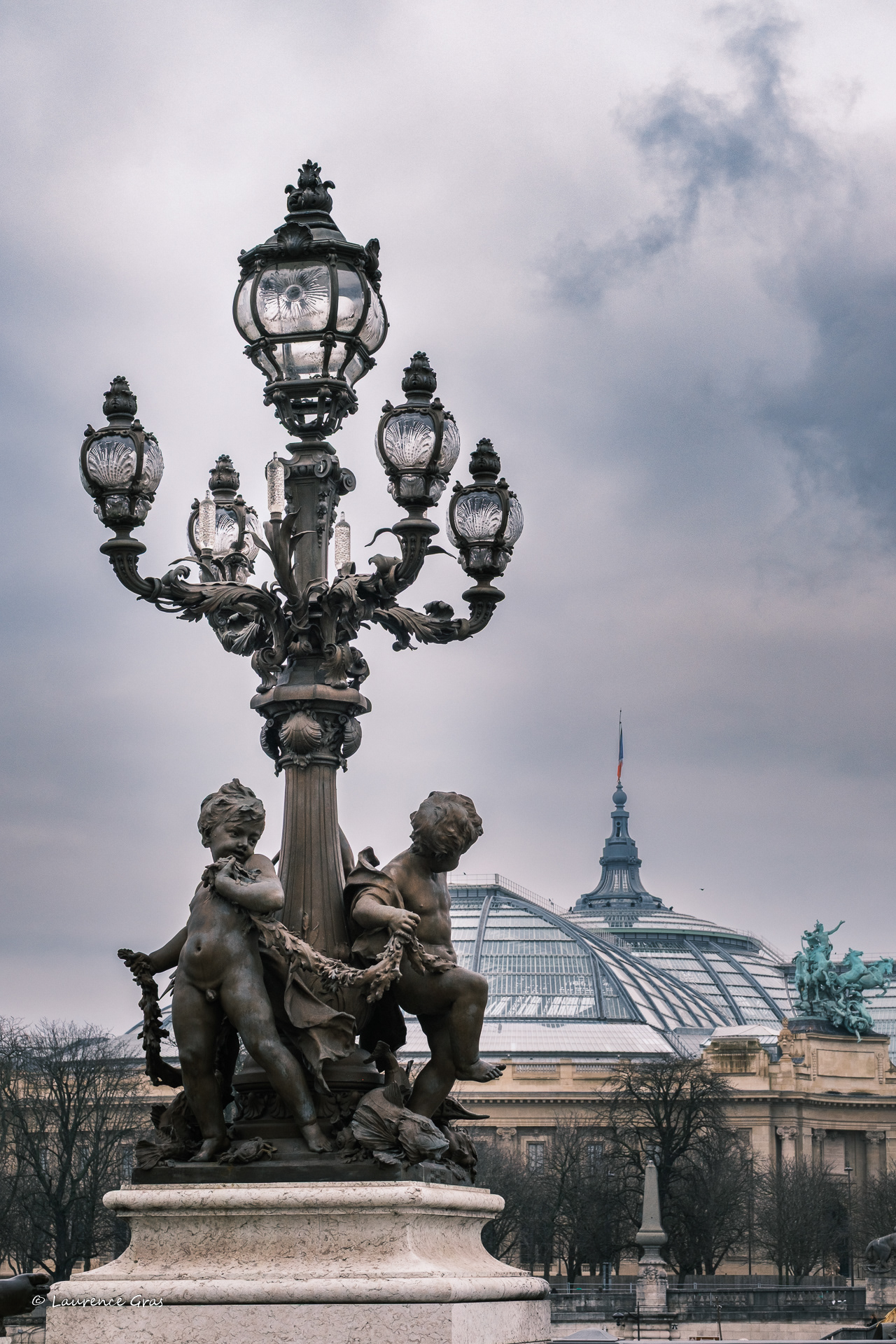 Les Amours soutenant les quatre lampadaires, d'Henri Désiré Gauquié