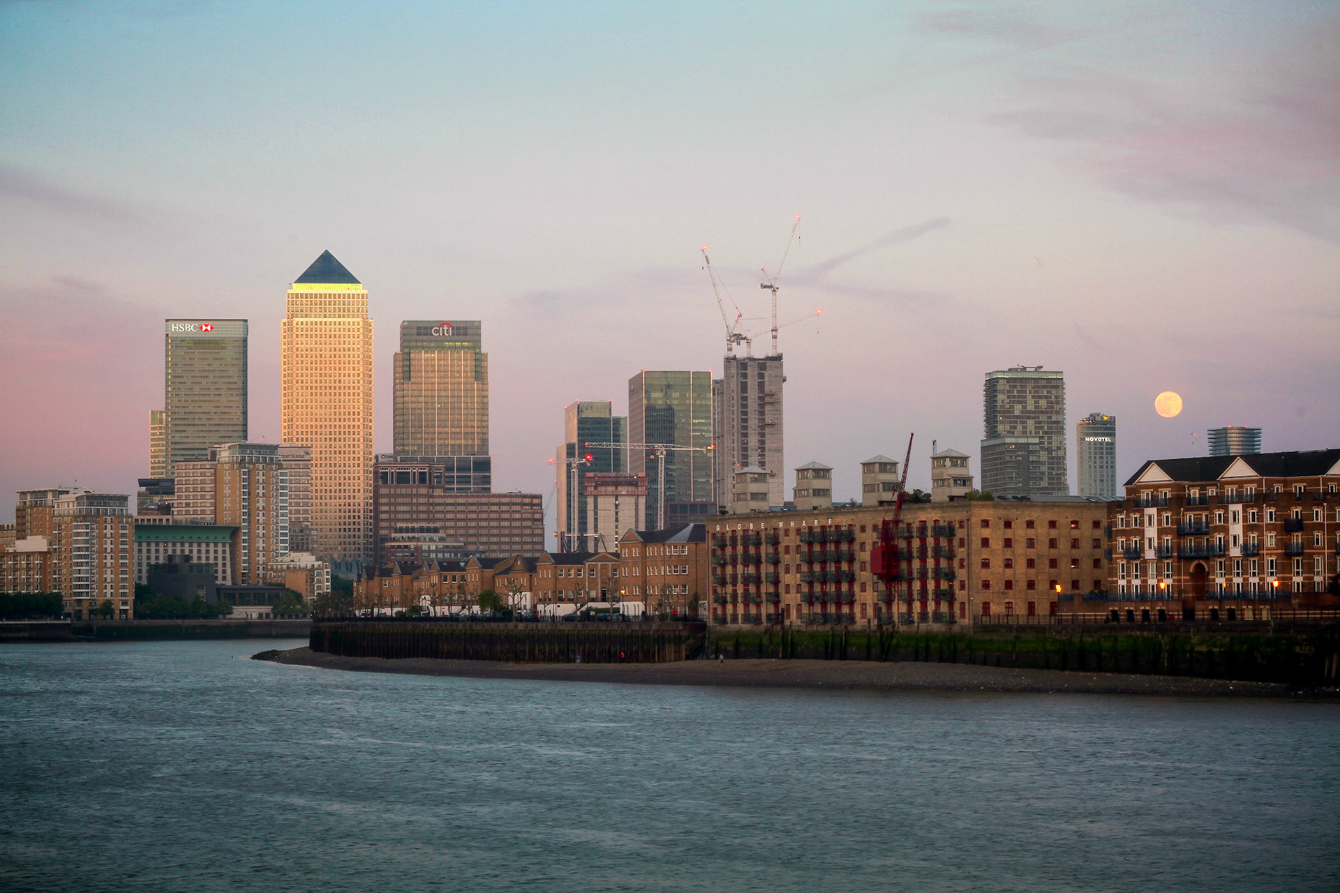 Moonrise over Canary Wharf