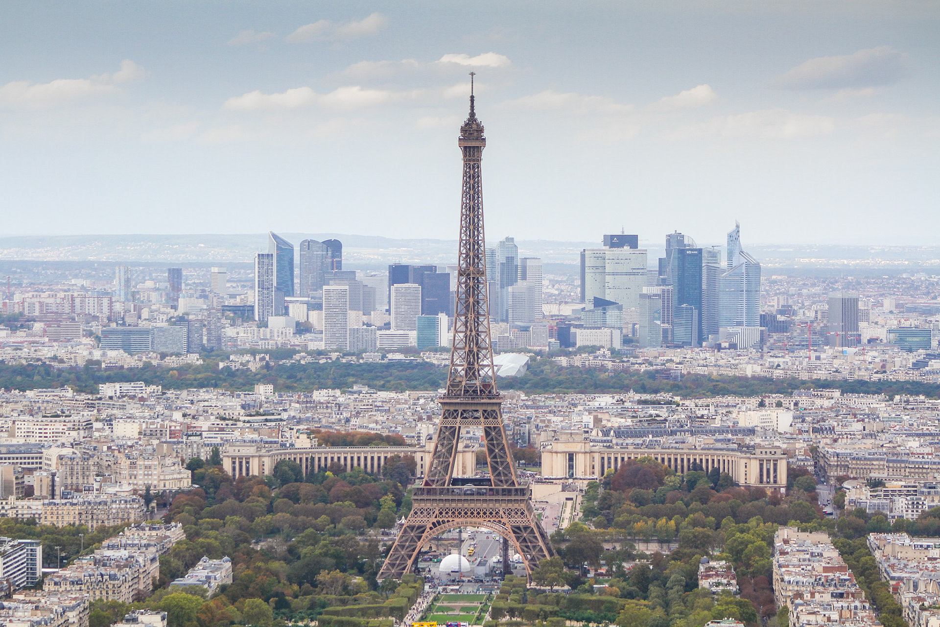 The Eiffel Tower and La Défense