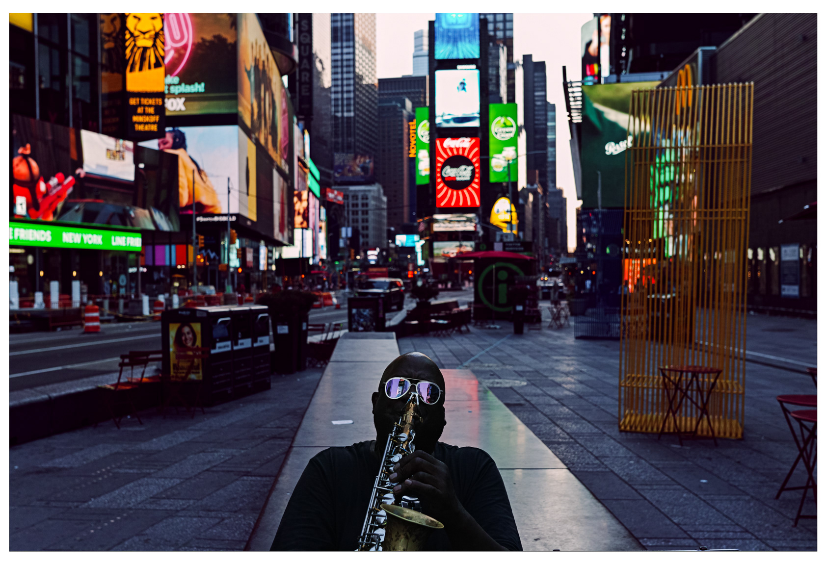 Un sassofonista all'alba, Times Square. New York