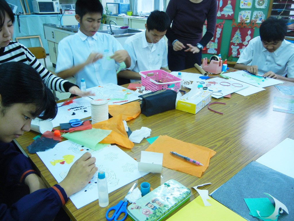 The students in Futenma Junior High School creating collagraph plates.