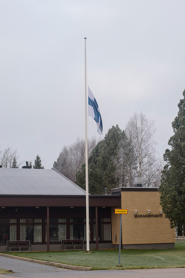 Lippu puolitangossa Oulaisten seurakuntatalolla