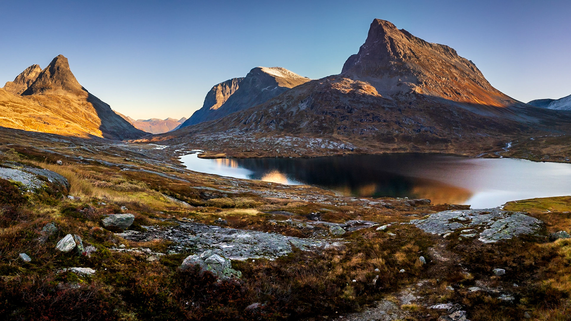 Panorama med Kongen, Bispen til venstre. Romsdalseggen langt nede i horisonten. Trollklørne, Storgrovfjellet, Stigbotnhornet, Alnesdalen inn til høyre og Alnesvatnet i midten.