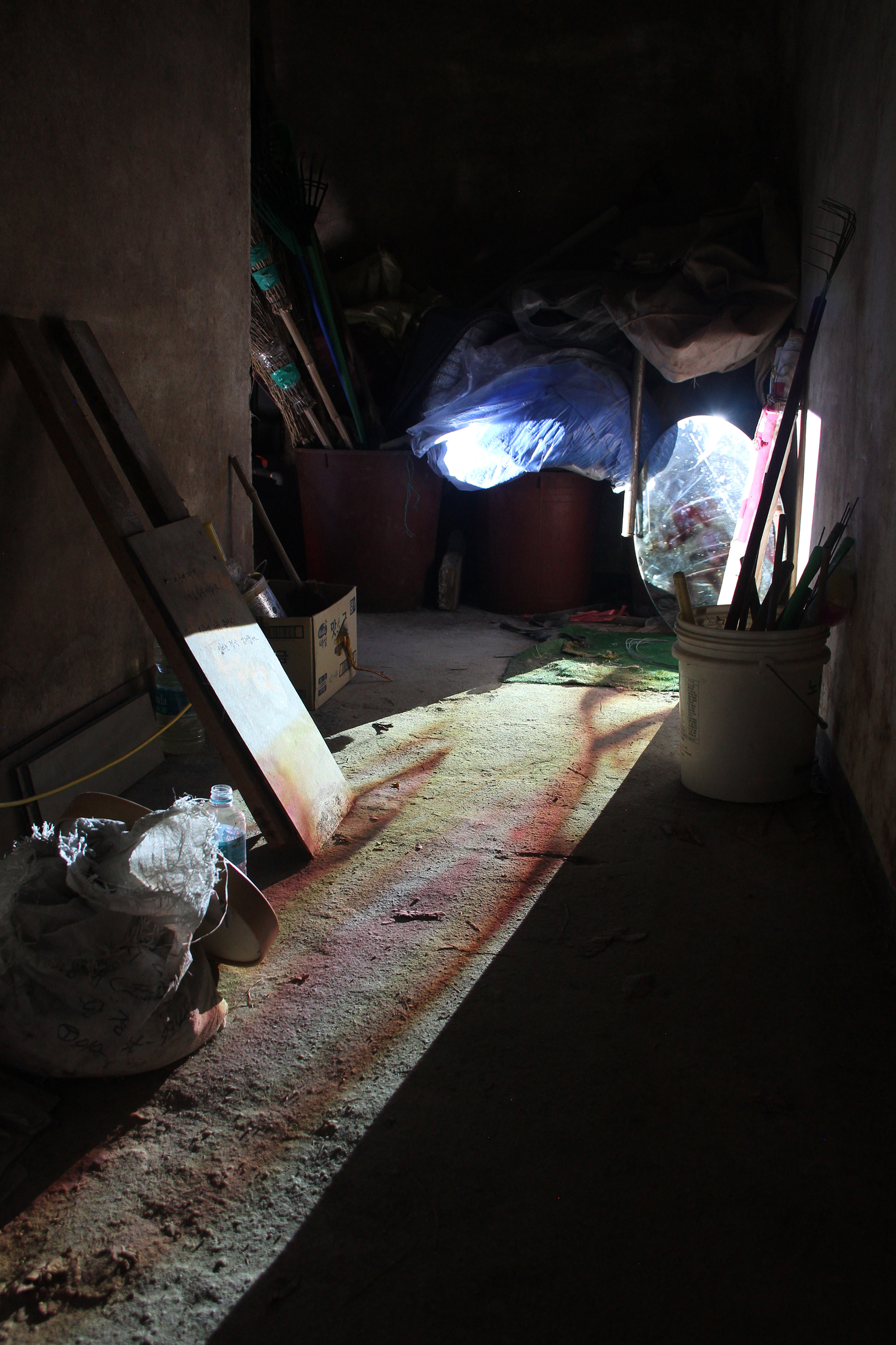 Sie können gern eintreten, aber eine Flasche wird Sie blockieren. 2014 YAE IN KIM