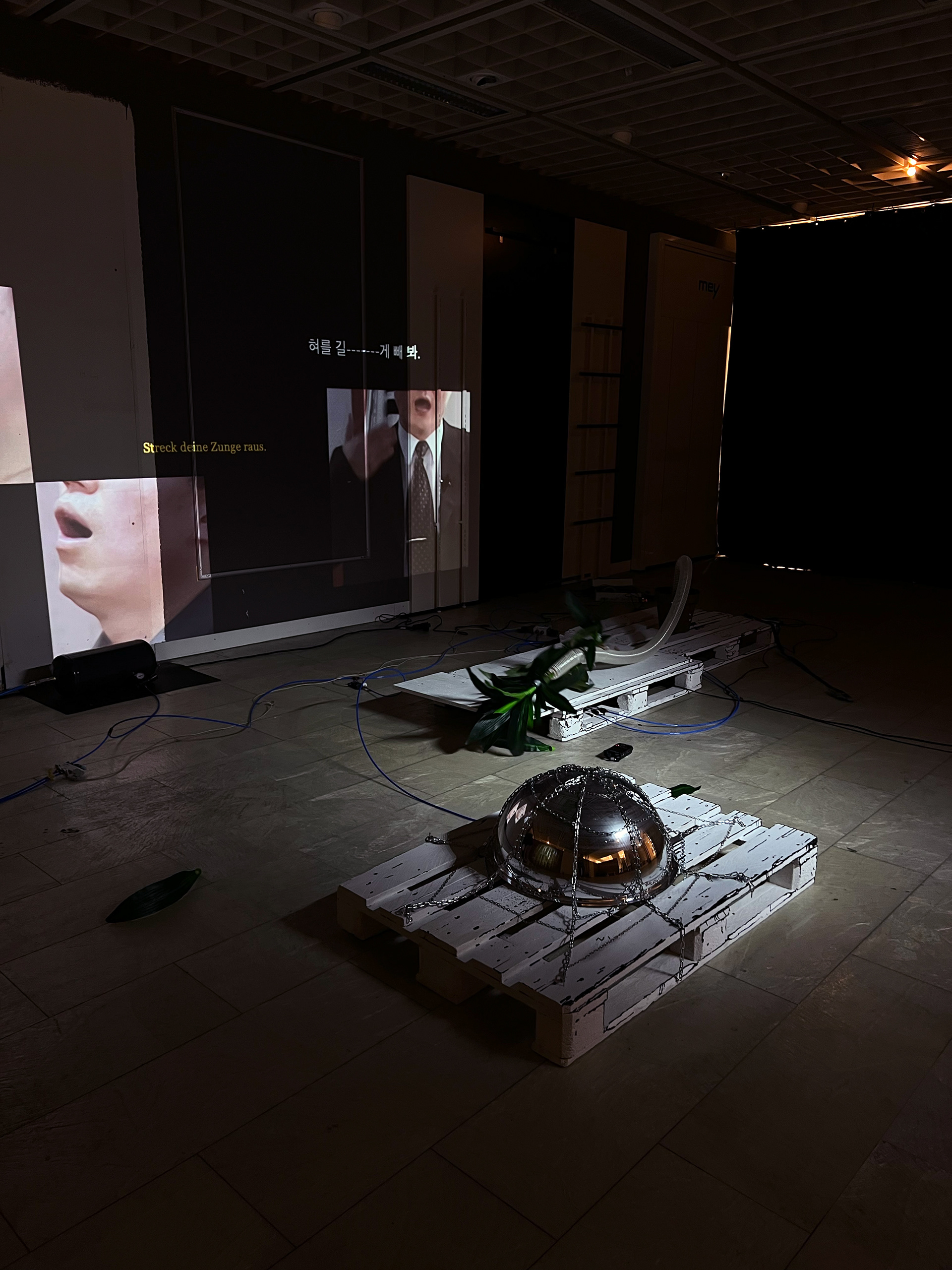 Das Gespräch der verbogenen Dinge, 2025, Kinetic, Installation, YAE IN KIM