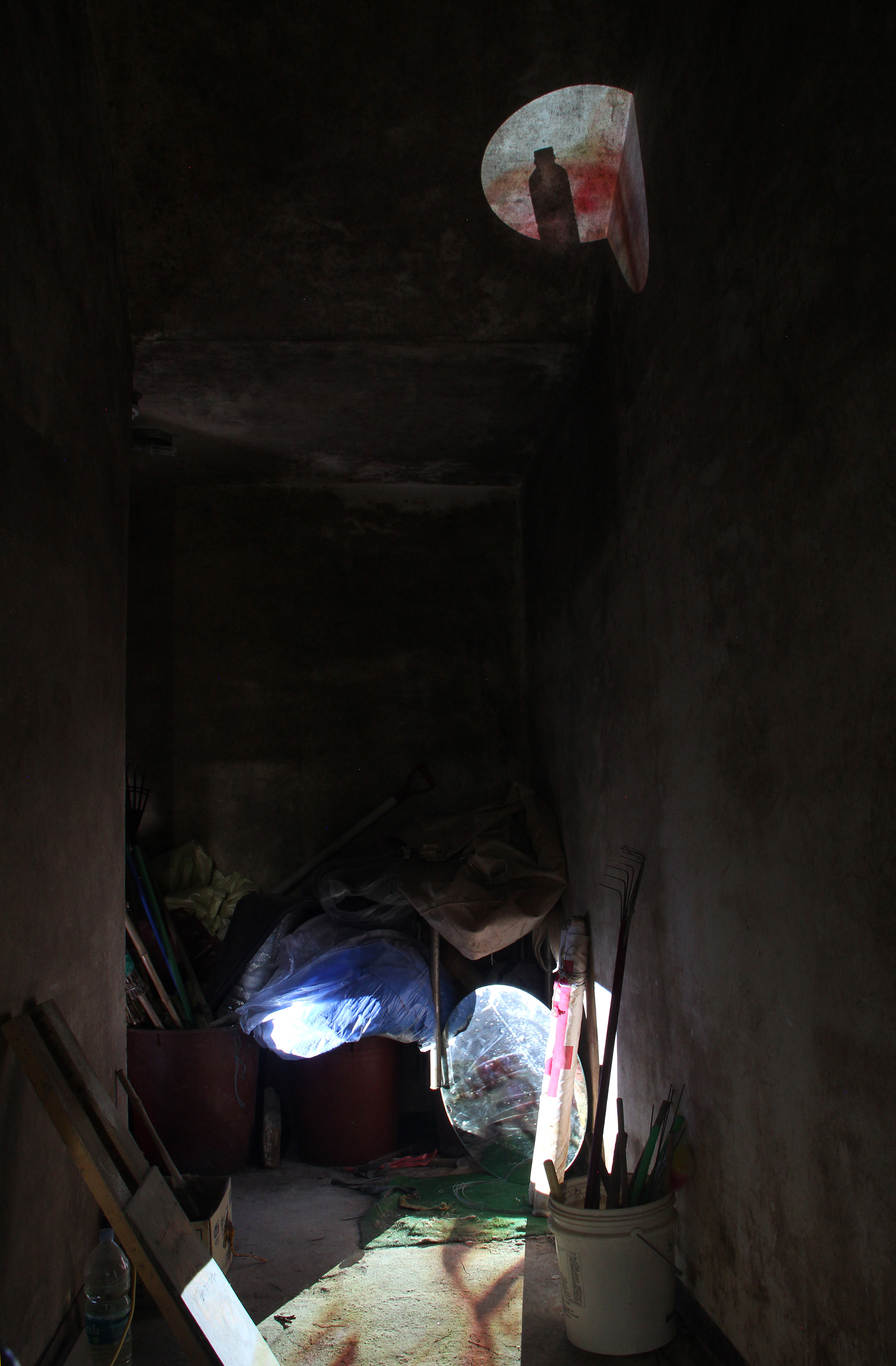 Sie können gern eintreten, aber eine Flasche wird Sie blockieren. 2014 YAE IN KIMSie können gern eintreten, aber eine Flasche wird Sie blockieren. 2014 YAE IN KIM