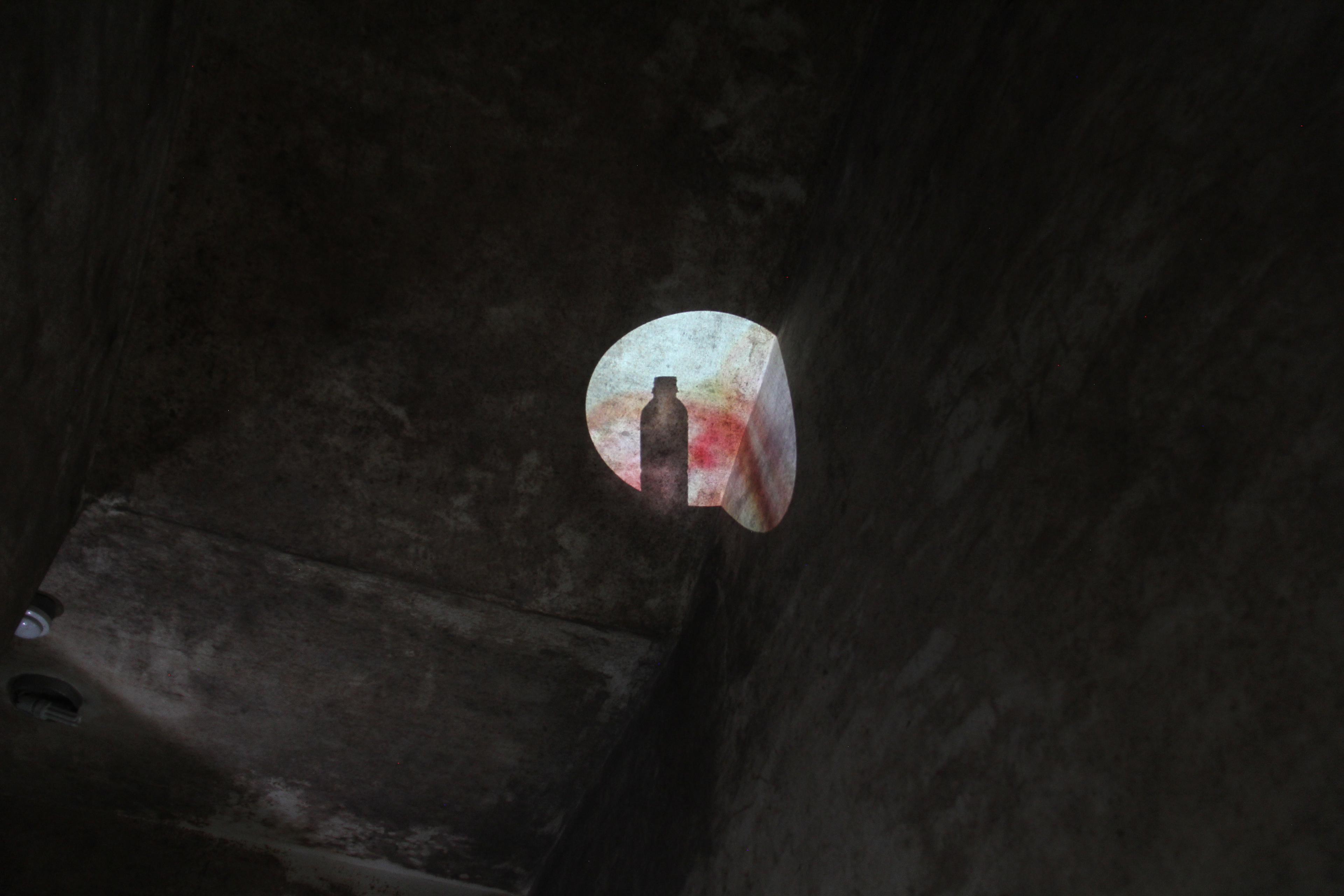 Sie können gern eintreten, aber eine Flasche wird Sie blockieren. 2014 YAE IN KIM