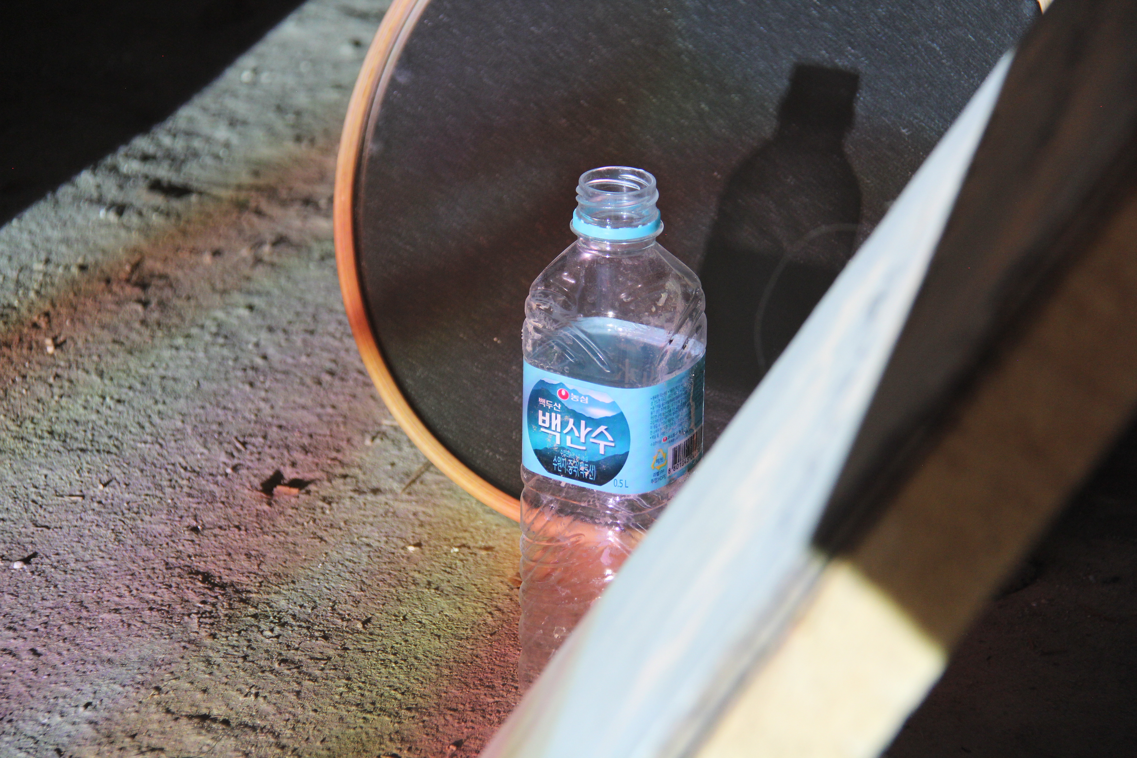 Sie können gern eintreten, aber eine Flasche wird Sie blockieren. 2014 YAE IN KIM