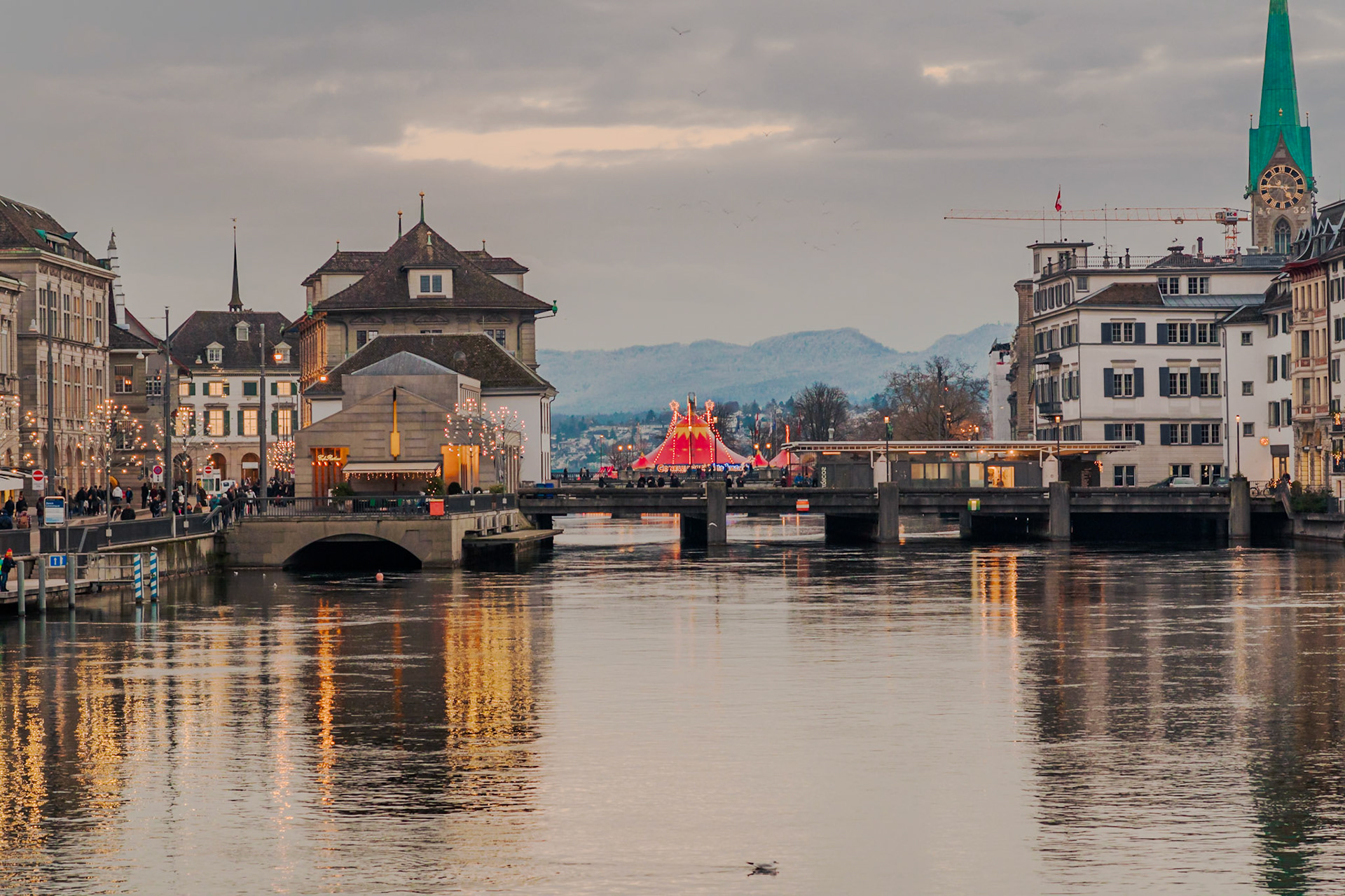 Between the bridges on a Zurich winter evening. Landscape. Colour. Printed on Hahnemühle GermanEtching.