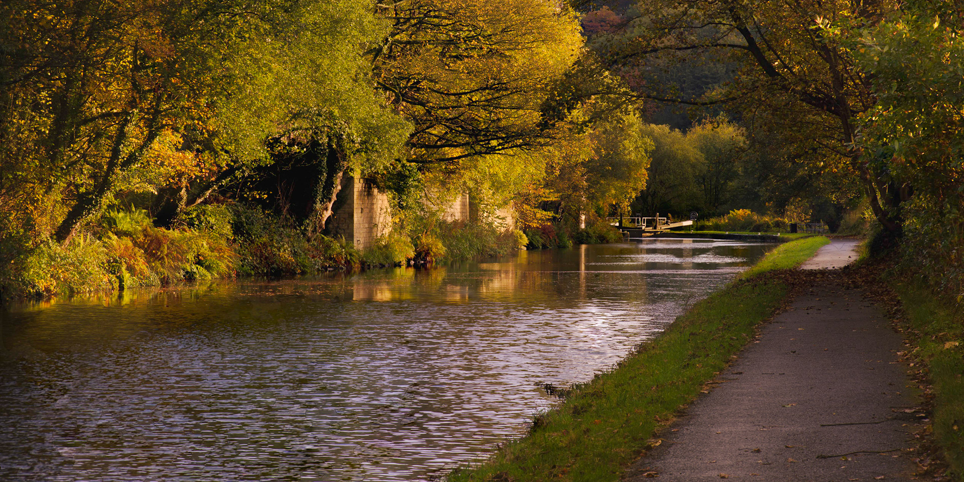 Woodside Mills: Calder &amp; Hebble Navigation looking towards Woodside Mills Lock