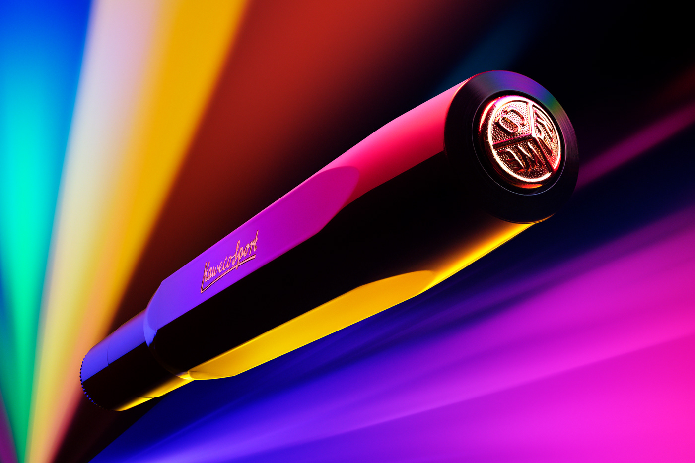 Campaing’s main motif. A pen in front of a colored background