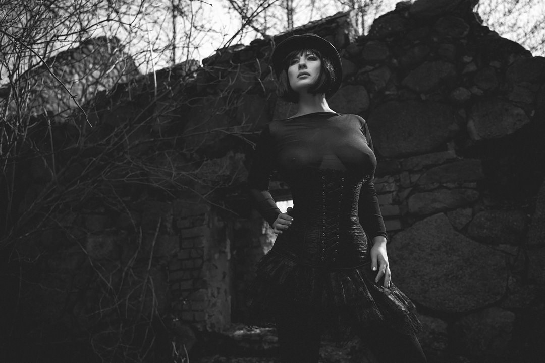 sesja zdjęciowa, sesja fotograficzna, foty plenerze, kobieta w kapeluszu, okularach i czarnym płaszczu, fotografia portretowa, zdjęcia, sesje fotograficzne, fotograf gdańśk