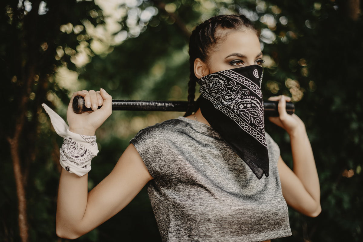 modelka, modeling, bejsbol, sesja zdjęciowa stylizowana na GTA, kobieta w chuście, warkocze, bandyta, fotografia portretowa, calvin, portret, sesja zdjęciowa