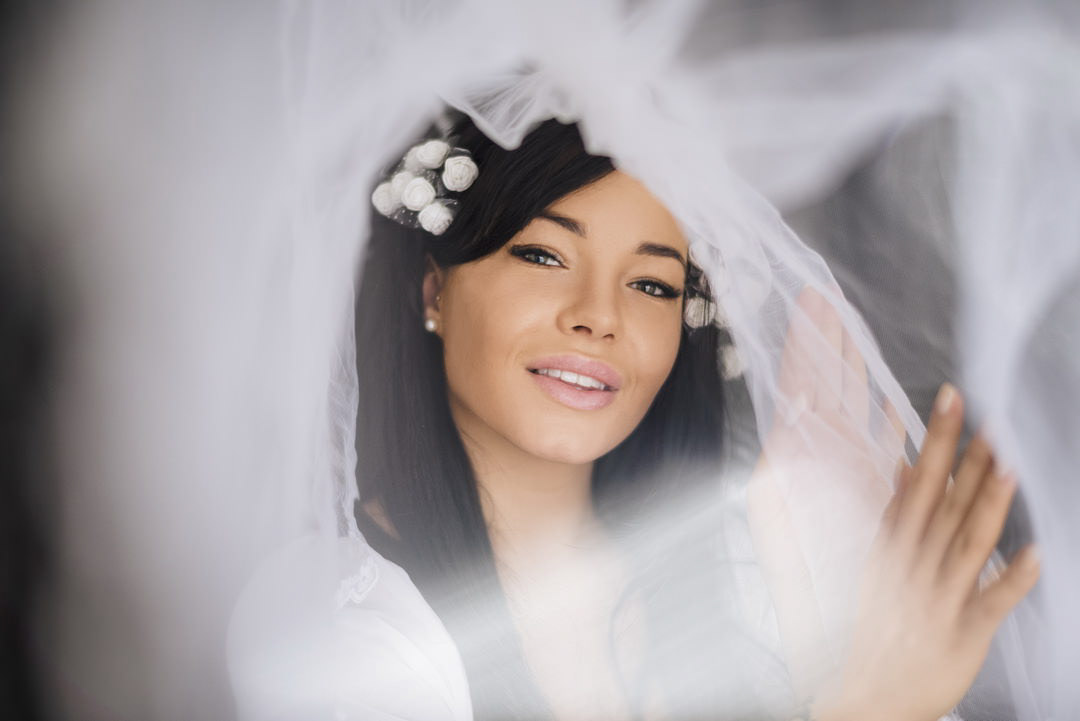 kobieta z kwiatami we włosach,  zdjęcia kobiet, sesje kobiece trójmiasto, studio trójmiasto, fotografia portretowa, portrait, gdynia